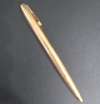 Caneta - Marca Sheaffer tipo esferografica  !! em corpo de ouro 18Kl. com acionamento por Clipe  !! bem conservada !!