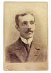 ALFREDO DE NIOAC (ALFREDO DA ROCHA FARIA)  SEGUNDO BARÃO DE NIOAC  1859  1942 - FOTOGRAFIA TIRADA EM LONDRES EM JULHO DE 1892.  EM 1903. EXECUTADA POR WILLIAM WHITELEY. COM DEDICATÓRIA AO PREZADO PRIMO JOÃO PORTELLA. ASSINADA E DATADA DE JULHO DE 1892,  17 X 11 CMNOTA: JOÃO PORTELLA POR SEU CASAMENTO COM  DONA MARIA MARCOLINA DA SILVA PRADO MONTEIRO DE BARROS FOI SUCESSOR DE ANTONIO AUGUSTO MONTEIRO DE BARROS NO COMANDO DA FAZENDA SANTA THEREZA.