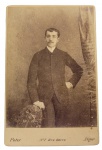 ALFREDO DE NIOAC (ALFREDO DA ROCHA FARIA)  SEGUNDO BARÃO DE NIOAC  1859  1942 - FOTOGRAFIA TIRADA EM ARGEL (ARGÉLIA) NA DECADA DE 1876 QUANDO ACOMPANHOU SEU PAI, O CONDE DE NIOAC, CAMARISTA DO IMPERADOR DOM PEDRO II EM SUAS VIAGENS AO NORTE DA ÁFRICA E EGITO.  EXECUTADA POR  POTER PHOTOGRAPHIE ARTISTIQUE.  15 X 11 CMNOTA: Dom Pedro II visitou a Argélia durante as suas viagens ao Norte da África e Oriente Médio, especificamente no contexto de sua segunda grande expedição (1876). Nessa ocasião, o Imperador do Brasil teve um encontro notável com Abdul Cader Aljazairi (ou Abd el-Kader), um líder sufi e herói da resistência argelina contra a colonização francesa, que vivia exilado na região. 