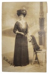 MARIA RITA MONTEIRO DE BARROS BREVES DE OLIVEIRA ROXO (1853-1937)  CARTE DE VISITE  DATADO DE 1918.  IRMÃ DE DONA MARIA THEREZA MONTEIRO DE BARROS. SEU MARIDO RAIMUNDO BREVES DE OLIVEIRA ROXO ERA FILHO DO BARÃO DE VARGEM ALEGRE E IRMÃO DO BARÃO DE GUANABARA. MARIA RITA E  RAYMUNDO BREVES DE  OLIVEIRA ROXO ERAM PRIMOS PORQUE SUAS MÃES ERAM IRMÃS, SENDO PORTANTO NETOS POR LINHAGEM PATERNA DO BARÃO DE PIRAY (JOSÉ GONÇALVES DE MORAIS).  DATADO DE PRIMEIRO DE JANEIRO DE 1918 É DIRIGIDO A SUA SOBRINHA ISABEL PORTELLA, FILHA DE MARIA THEREZA  DA SILVA PRADO MONTEIRO DE BARROS (IRMÃ DE MARIA RITA ). EXCERTOS DO TEXTO: AFETUOSAMENTE AGRADEÇO A MUITO QUERIDA SOBRINHA SEU AMAVEL POSTAL DE BOAS FESTAS QUE RETRIBU-O E NÃO ME SENDO POSSIVEL ABRAÇA-LA ENVIO O MEU RETRATO  PARA SE INCUMBIR DISSO. MUITO BREVE PRETENDO IR A SÃO PAULO O QUE PENSO SERÁ NO DIA 14. MARIA RITA. 14 X 9 CMNOTA: O BARÃO DA VARGEM ALEGRE pai de RAIMUNDO BREVES DE OLIVEIRA ROXO Nascido em Pensalves  a 22-09-1804, veio para o Brasil em 1816 com 12 anos de idade, registrado como   MATHIAS GONÇALVES ROXO. Não ha registro de quem o acolheu  no Brasil , mas há a possibilidade de que tenha vindo a chamado de algum tio materno, da família Maduro, pois não ha noticia de nenhum Roxo que o tenha antecedido no Rio de Janeiro . Deve ter trabalhado no comercio do Rio de Janeiro, provavelmente ligado ao café .Casou-se com Joaquina Clara de Moraes , filha do Barão de Pirai , nascida em Manga -Larga-RJ. a 15-10-1815, e falecida em 1865, com 50 anos de idade.Foi dos mais ricos proprietários de terra na região de Pirahy , chegou a ter mais de mil escravos em suas lavouras de café . Homem prático  e perseverante, introduziu em suas lavouras técnicas modernas de cultivo que propiciaram  resultados econômicos brilhantes . Justo e de grande coração ,tinha excelente relacionamento com sua escravatura, pela qual era respeitado e mesmo venerado .Quando da participação do Brasil na Guerra do Paraguai , colocou sua fortuna pessoal a disposição do Imperador , que lhe concedeu o Título de Barão  e Grande do Império . Foi também nomeado Cavaleiro da Ordem da Rosa  em 1848, e Comendador da Ordem de Cristo .Conta  o grande escritor Alberto Lamego ( O Homem e a Serra ) que em  1854 o Barão era o maior fazendeiro do Império, contando em suas Fazendas com mais de 1.500 escravos. ( no seu inventário em 1879, existiam 1.189 peças). Faleceu o Barão, a 16-09-1879 em Vargem Alegre-RJ. com 75 anos de idade .TESTAMENTO DO BARÃO DA VARGEM ALEGREEm nome de Deus Amem! Eu Mathias Gonçalves de Oliveira Roxo, Barão da Vargem Alegre, estando de saúde e no pleno gozo de minha faculdades mentais, receando porem a morte, partilha da humanidade, deliberei fazer meu testamento , e o faço do modo seguinte :  Sou Catholico , Apostólico, Romano, em cuja crença nasci, tenho vivido e pretendo morrer. Nasci e fui baptizado na freguezia de Santa Eulalia de Pensalves, comarca de Vila Real, da Província de Traz os Montes, do Reino de Portugal, e sou filho legitimo de João Gonçalves Roxo e de Dona Maria Tereza, ambos já falecidos, bem como todos os meus ascendentes.Fui casado com Joaquina Clara de Moraes Roxo, na forma do Sagrado Concilio Tridentino e Constituição do Bispado, e quanto aos bens segundo o costume geral deste Império, isto é, por carta de metade. Por falecimento da dita minha mulher, procedi o Inventario dos Bens de nosso casal, e dei partilha a seus herdeiros pelo Juízo de Órfãos do Município de Pirahy, Província do Rio de Janeiro, deste Império.Existe daquele nosso matrimonio os seguintes filhos: Augusto Cesar de Oliveira Roxo, Frederico Gustavo de Oliveira Roxo, Luiz Octavio de Oliveira Roxo, Raymundo Breves de Oliveira Roxo, Mathias de Oliveira Roxo, Dona Rita, casada com Nicolau Netto Carneiro Leão, hoje Barão de Santa Maria, Dona Francisca, casada com Custódio de Souza Pinto, e Dona Maria Thereza com Romualdo José Monteiro de Barros: e os meus netos José e Mathias, filhos do meu falecido Filho José Gonçalves de Oliveira Roxo, Barão de Guanabara, de quem são representantes.E são estes os meus filhos e nettos os legítimos herdeiros de meus bens, e como taes os declaro e constituo e Haverão, na forma de direito, com igualdade, a parte que lhes pertencer na minha herança. Declaro que me acho quite com todos os herdeiros de minha falecida mulher, pelas respectivas legitimas ou quinhões hereditários, que de mim já receberam conforme consta de quitações ou recibos, por eles firmados e existentes em meu poder.Declaro que alguns de meus herdeiros, me são devedores de quantias constantes de títulos firmados pelos mesmos e que existem em meu poder, e com os quais se constituirá também o monte partivel e juros respectivos s constantes nas mesmas clarezas.Declaro que deixo libertos os meus escravos seguintes: Cezar, pardo, carpinteiro, filho da preta forra Damiana; Brigida e seu filho Thomaz, pardo, carpinteiro; Izabel, de nação, conhecida como Izabel Rendeira, Graciano, de nação, feitor do Sítio denominado Espuma; Maria pequena, de nação Mina, viúva de Bento Alfaiate; Adriano, carpinteiro casado com a preta Caetana , criola e hoje viúvo; Bento, ferreiro, criolo, filho de Maria Pequena; Ezequiel, pardo, irmão de Ricardo; Anacleta, de Nação, viuva de Victoriano; Felicidade, mina, Joanna, Criola, filha da finada Helena, e seu irmão Dionizio, crioulo, carapina, residente na Fazenda Ponte Alta.Deixo também livres as crias: Jesuina, Herculana, e Felisbina, filhas a primeira da finada Maria Thereza < crioula; a segunda de Balbina, crioula; e a terceira de Felizarda, crioula, todos da Fazenda da União; e peço a meus herdeiros e testamenteiros, que tomem sob sua imediata proteção essas três crianças, e lhes preparem um futuro remediado e decente, visto como, a não serem eles, ou eu, não tem essas infelizes creaturas ainda crianças, quem para elas olhe com verdadeiro interesse.Peço a meus testamenteiros e herdeiros, que, no caso de quererem todos ou alguns deles, libertos residirem nas fazendas, ali os acomodem proporcionando-lhes meios de subsistência e tratamento conveniente enquanto viverem, e protegendo-os em caso de necessidade; e aos mesmos libertos recomendo, e espero que se tornem dignos desta proteção por seu procedimento, obediência e respeito para com os ditos meus herdeiros e testamenteiros.Deixo à preta Maria Pequena, acima liberta, a quantia de cem mil Reis; a Preciliana, liberta, filha da mesma Maria Pequena, a quantia de seiscentos mil Reis.Deixo a quantia de quatro mil Reis à cada um de meus escravos, residentes na Vargem Alegre, e que tiverem de onze anos para cima de idade, ao tempo de meu falecimento.Nesta mesmas condições, deixo a quantia de três mil Reis, à cada um dos residentes nas Fazendas União, Bom Sucesso e Espuma.Deixo à minhas irmãs Maria Antonia e Marianna, ambas residentes em Portugal, a quantia de quatrocentos mil Reis, moeda deste Império a cada uma  e se ao tempo de meu falecimento, já não existir alguma delas revertera a dita quantia em favor de seus legítimos herdeiros repartidamente. Todos estes legados serão livres de direitos.Deixo à meu irmão Felippe Gonçalves Roxo, residente neste Império, a quantia de seiscentos mil Reis; e caso seja ele falecido ao tempo de minha morte, revertera o legado  para minhas manas Maria Anotai e Marianna, ou para os herdeiros delas.Deixo a quantia de quatrocentos mil Reis, para ser distribuídos pelos pobres mais necessitados da Freguesia de Pensalves, da Comarca de Vila Real, Reino de Portugal, ficando esta distribuição a arbítrio de meu testamenteiro, que procurará obter as necessárias informações do respectivo Vigário, ou de quaisquer pessoas fidedignas.Deixo à minha sobrinha Carlota, filha legitima de meu irmão José Joaquim Gonçalves Roxo, e hoje casada com meu administrador  João José Fernandes, a quantia de hum conto de Reis.Deixo a cada um de meus afilhados, filhos da sobredita minha sobrinha Carlota, a quantia de trezentos mil Reis. Ao Antonio, filho da mesma, duzentos mil Reis.Deixo a cada um de meus netos, que existirem, filhos legítimos de meus filhos, ao tempo de minha morte, quatro apólices da Divida Fundada do Império, do valor nominal de hum conto de Reis e juros de seis por cento ao ano, devendo os ditos juros serem cobrados e acumulados produtivamente de maneira a renderem-lhes tambem juros, para ser o seu total entregue por seus Pais, ou por quem estes representarem, à cada um dos ditos meus netos, quando se tornarem maiores ou quando se casarem.Deixo o usufruto do prédio de tres andares que possuo nesta Côrte, à Rua de São Pedro, numero vinte e quatro, a minha filha Dona Francisca, casada com Custodio de Souza Pinto, devendo os rendimentos desse prédio serem considerados como alimentos da Legatária e como taes, não serão sujeitos a embargos, penhora , ou quasquer outros embaraço judiciais, e nem poderão ser alienados, ou por qualquer forma onerados; e por falecimento da dita minha filha legatária, passará o prédio em plena propriedade à seus filhos ou legítimos herdeiros. Deixo mais a dita minha filha Dona Francisca, oitenta Apólices da Divida Publica Fundada do Império, e do valor nominal de hum conto de Reis e juros de seis por cento, com as mesmas condições com que lhe deixo o prédio da Rua de São Pedro, isto é, terá o rendimento das Apólices, que serão considerados como alimentos da legatária, e como taes, não serão sujeitos a embargos, penhora, ou quaesquer outros embaraço judiciaes e nem poderão ser alienadas, ou por qualquer forma oneradas; e por falecimento da dita legatária minha filha, passarão as ditas Apólices, em plena propriedade a seus filhos ou legítimos herdeiros em partes iguaes.Deixo a Irmandade do Santíssimo Sacramento da cidade de Piray, uma apólice da Divida Publica Fundada Império, e do valor nominal de hum Conto de Reis e juros de seis por cento.Deixo ä meu criado Ricardo, barbeiro, a quantia de seiscentos mil Reis.Declaro que sou sócio da Casa Comercial, estabelecida perto da Ponte da Vargem Alegre, conforme consta do contracto respectivo, que se acha registrado Tribunal do Comercio, desta Côrte.Nomeio meus testamenteiros e administrador e de meus bens, e benfeitorias de minha alma, a meus filhos Frederico Gustavo de Oliveira Roxo, à meu genro Barão de Santa Maria, a meus filhos Augusto Cesar de Oliveira Roxo, Luiz Octavio de Oliveira Roxo, um na falta do outro, e na ordem em que vão nomeados; e os hei por abonados em juízo e fora dele para todos os actos desta testamentaría, independente de fiança alguma.O meu funeral será feito sem pompa, nem ostentação, e apenas com a necessária descencia. Por minha morte se dirão: por minha alma, uma missa de corpo presente, e mais vinte dentro do primeiro ano do meu falecimento; dez por alma de meus Pais; cinco pela alma de minha mulher. Cinco pela  de meus escravos e cinco pelas dos mais meus parentes, todas da esmola de dois mil Reis, com a exepção da de corpo presente, que será remunerada conformr entender meu testamenteiro.Ao testamenteiro que cumprir este testamento, como remuneração pelo seu trabalho, deixo a quantia de cinco Contos de Reis.Como sinal de lembrança deixo a meu filho Frederico Gustavo de Oliveira Roxo, primeiro testamenteiro, a minha Comenda de brilhantes da Ordem de Cristo. Ao meu segundo testamenteiro meu genro Barão de Santa Maria, a minha comenda da Rosa; e aos terceiro e quarto testamenteiros, meu filho Augusto Cesar de Oliveira Roxo e Luiz Octavio de Oliveira Roxo, deixo à aquele o meu botão de brilhante, e a este meu relógio de ouro e corrente do mesmo metal.Declaro que todos estes legados são livres do respectivo imposto, sendo este pago pelo meu testamenteiro, e os consistentes em dinheiro, são em moeda corrente deste Império. Declaro o prazo de dous anos para execução e cumprimento deste meu testamento. São estas as disposições de minha vontade, que espero serão cumpridas tão inteiramente nelas se contém, sendo este escripto e assinado por minha mão.Rio de Janeiro 2 de Setembro de 1878. Barão da Vargem Alegre.Declaro mais que a casa em que actualmente moram, meu genro Custodio de Souza Pinto e sua família, sita na Fazenda da União, será avaliada, e bem assim parte de sua mobília, que lhe forneci, cuja importância entrara para o monte. Além do que me são devedores, por títulos passado em Junho de 1878 assinado por meu genro Custodio de Souza Pinto e sua mulher, são me mais devedores de diversas quantias que mensalmente lhes vou fornecendo para sua alimentação e despesas ordinárias, constando de recibos que os mesmos me vão assignando, de cujas quantias se contarão juros de sete por cento ao ano, com reforma de juros anualmente. Aconselho a minha filha Francisca de Souza Pinto, para evitar passar procuração a seu marido Custodio de Souza Pinto, para receber os juros de suas apólices, e alugueis da casa que lhes deixo. Declaro mais que se meu escravo Claudino, crioulo, pedreiro, se tiver tido bom comportamento, o meu testamenteiro lhe passará carta de liberdade.
