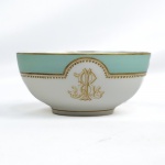 BARÃO DA GUANABARA - JOSE GONÇALVES DE OLIVEIRA ROXO GUANABARA (BARRA DO PIRAÍ, 13 DE ABRIL DE 1832 RIO DE JANEIRO, 11 DE JUNHO DE 1875) FILHO DOS BARÕES DE VARGEM ALEGRE SENDO QUE A BARONESA DE VARGEM ALEGRE, DONA JOAQUINA CLARA DE MORAES, ERA FILHA DO BARÃO DE PIRÁY PORTANTO O BARÃO DE GUANABARA ERA PRIMO EM PRIMEIRO GRAU DA MÃE DE DONA MARIA THEREZA MONTEIRO DE BARROS, EM HOMENAGEM DE QUEM FOI BATIZADA A FAZENDA DE SANTA THEREZA. AINDA MAIS O BARÃO FOI CASADO COM DONA JOAQUINA CLARA DE MORAES, FILHA DE DONA EMILIANA UMBELINA BREVES DE MORAIS, CONDESSA DO TOCANTINS, E FILHA DO BARÃO DE PIRAY. DONA UMBELINA FOI CASADA COM JOSÉ JOAQUIM DE LIMA E SILVA SOBRINHO, 1º CONDE DE TOCANTINS, FILHO DO BARÃO DE BARRA GRANDE, FRANCISCO DE LIMA E SILVA, SENDO O BARÃO, IRMÃO DO DUQUE DE CAXIAS. MUITO RARA XÍCARA DE CHÁ  EM PORCELANA DO SERVIÇO DO BARÃO DE GUANABARA, MARCAR DO ATELER DE CHARLES PILLIVUIT, MEDAILLE DOR 1867. BORDA  COM BARRADO EM VERDE AGUA. DELIMITADO POR FRISOS EM OURO REMATADOS POR PEROLADO. EM RESERVA MONOGRAMA JR ENTRELAÇADO. PERTENCEU AO SERVIÇO DE JOSÉ GONÇALVES DE OLIVEIRA ROXO, PRIMEIRO E ÚNICO BARÃO DE GUANABARA EXEMPLAR DESSE SERVIÇO ESTÁ REPRODUZIDO NA PÁGINA 262 DO LIVRO LOUÇA DA ARISTOCRACIA NO BRASIL DA JENNY DREYFFUS.FRANÇA, SEC. XIX. 12 CM DE DIAMETRONOTA: O Barão de Guanabara e sua esposa eram representantes da alta aristocracia cafeeira do Vale do Café fluminense. Casaram-se muito jovens, ele com 18 anos e ela com 14 anos. Eram primos irmãos. O Barão de Vargem Alegre. Ele era filho de Mathias Gonçalves de Oliveira Roxo. O Português Mathias Gonçalves de Oliveira Roxo, primeiro Barão e Visconde de Vargem Alegre (1804-1879) foi um dos mais ricos proprietários de terras do Império do Brasil chegando a ter mais de mil escravos em suas lavouras de café. Radicou-se no Brasil em 1816, onde se casou com Joaquina Clara de Morais, nascida em Mangalarga aos 15 de outubro de 1815 e falecida no Rio de Janeiro em 1865, com cinquenta anos de idade, filha do barão de Piraí. Tiveram catorze filhos.Quando da participação do Brasil na Guerra do Paraguai , colocou sua fortuna pessoal a disposição do Imperador Dom Pedro II , que lhe concedeu o Título de Barão e Grande do Império em 1867. Foi também nomeado Cavaleiro da Ordem da Rosa em 1848, e Comendador da Ordem de Cristo . Conta o grande escritor Alberto Lamego ( O Homem e a Serra ) que em 1854 o Barão era o maior fazendeiro do Império, contando em suas Fazendas com mais de 1.500 escravos. ( no seu inventário em 1879, existiam 1.189 peças). Luís Otávio de Oliveira Roxo, filho do Barão, também lutou na Guerra do Paraguai, como coronel da Guarda Nacional, ao lado dos escravos alforriados do Pai. Em 1882, recebeu o título de segundo visconde de Vargem Alegre por seus serviços prestados na Guerra Faleceu o primeiro Barão, a 16-09-1879 em Vargem Alegre-RJ. com 75 anos de idade. Em seu testamento, Mathias Gonçalves de Oliveira Roxo incluiu alguns de seus escravos: "Deixo à preta Maria Pequena, acima liberta, a quantia de cem mil Reis; a Preciliana, liberta, filha da mesma Maria Pequena, a quantia de seiscentos mil Reis. Deixo a quantia de quatro mil Reis à cada um de meus escravos, residentes na Vargem Alegre, e que tiverem de onze anos para cima de idade, ao tempo de meu falecimento. Nesta mesmas condições, deixo a quantia de três mil Reis, à cada um dos residentes nas Fazendas União, Bom Sucesso e Espuma.Peço a meus testamenteiros e herdeiros, que, no caso de quererem todos ou alguns deles, libertos residirem nas fazendas, ali os acomodem proporcionando-lhes meios de subsistência e tratamento conveniente enquanto viverem, e protegendo-os em caso de necessidade; e aos mesmos libertos recomendo, e espero que se tornem dignos desta proteção por seu procedimento, obediência e respeito para com os ditos meus herdeiros e testamenteiros"Uma de suas propriedades mais conhecidas foi a Fazenda Ponte Alta, localizada no município de Barra do Piraí. O Barão de Vargem Alegre Teve 14 filhos:JOSÉ GONÇALVES DE OLIVEIRA ROXO Barão da GuanabaraJOSÉ GONÇALVES DE OLIVEIRA ROXO foi o primeiro e único Barão de Guanabara (Barra do Piraí, 13 de abril de 1832 Rio de Janeiro, 11 de junho de 1875). Filho mais velho do Barão de Vargem Alegre, casou com sua prima-irmã Emiliana Clara Gonçalves de Morais (ele com 18 anos, ela com 14 anos de idade) e tiveram apenas dois filhos: José Antero de Oliveira Roxo e Matias Otávio de Oliveira Roxo. Recebeu o título de barão por carta de 17 de abril de 1875.RITA CLARA GONÇALVES DE OLIVEIRA ROXO - Baronesa de Santa Maria: RITA CLARA GONÇALVES DE OLIVEIRA ROXO nasceu em 29/05/1833 e faleceu em 20/08/1912 no Rio de Janeiro. Casou-se com NICOLAU NETTO CARNEIRO LEÃO, nasceu em 1829 em Tiradentes, MG (batizado em 29/07/1829 em Tiradentes), e faleceu em 16/12/1894 em Tiradentes, estando sepultado no cemitério da Igreja de Nossa Senhora das Mercês, em São João del Rei, MG. Barão de Santa Maria. Proprietário da Fazenda dos Alpes (café), em Barra Mansa, RJ.AUGUSTO CÉSAR DE OLIVEIRA ROXO, FREDERICO GUSTAVO DE OLIVEIRA ROXO, FRANCISCA OLIVEIRA ROXO. FRANCISCA DE OLIVEIRA ROXO (Chiquinha) nasceu em 10/10/1843 em Piraí, RJ e faleceu em 13/06/1920 no Rio de Janeiro. Casada com CUSTÓDIO DE SOUZA PINTO. RAYMUNDO BREVES DE OLIVEIRA ROXO Raymundo Breves de Oliveira Roxo nasceu em 03/06/1845 e faleceu em 08/12/1912. Casado com sua prima-irmã MARIA RITA MONTEIRO DE BARROS - RITOCA em 13/06/1868 no Rio de Janeiro, RJ. A mãe de Raymundo (Joaquina Clara de Moraes) e a mãe de Maria Rita (Cecilia Gonçalves de Moraes) eram irmas. Raymundo recebeu, como herança de seu pai Mathias Gonçalves de Oliveira Roxo, a Fazenda Ponte Alta em Barra do Pirai. Ritoca era irmã de Dona Maria Thereza Monteiro de Barros. MARIA TERESA DE OLIVEIRA ROXO LUIZ OCTAVIO DE OLIVEIRA ROXO 2º Visconde de Vargem Alegre LUIZ OCTAVIO DE OLIVEIRA ROXO nasceu em 28/08/1850 em Vargem Alegre, RJ e faleceu em 19/02/1937 no Rio de Janeiro. Fazendeiro em Vargem Alegre. 2º Visconde de Vargem Alegre. Casou-se em 28/09/1872 no Rio de Janeiro com MARIANNA CÂNDIDA DE LIMA E SILVA, filha de José Joaquim de Lima e Silva Sobrinho e de Maria Balbina da Fonseca Costa. Tiveram 8 filhos.