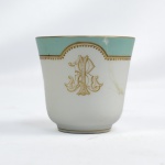 BARÃO DA GUANABARA - JOSE GONÇALVES DE OLIVEIRA ROXO GUANABARA (BARRA DO PIRAÍ, 13 DE ABRIL DE 1832 RIO DE JANEIRO, 11 DE JUNHO DE 1875) FILHO DOS BARÕES DE VARGEM ALEGRE SENDO QUE A BARONESA DE VARGEM ALEGRE, DONA JOAQUINA CLARA DE MORAES, ERA FILHA DO BARÃO DE PIRÁY PORTANTO O BARÃO DE GUANABARA ERA PRIMO EM PRIMEIRO GRAU DA MÃE DE DONA MARIA THEREZA MONTEIRO DE BARROS, EM HOMENAGEM DE QUEM FOI BATIZADA A FAZENDA DE SANTA THEREZA. AINDA MAIS O BARÃO FOI CASADO COM DONA JOAQUINA CLARA DE MORAES, FILHA DE DONA EMILIANA UMBELINA BREVES DE MORAIS, CONDESSA DO TOCANTINS, E FILHA DO BARÃO DE PIRAY. DONA UMBELINA FOI CASADA COM JOSÉ JOAQUIM DE LIMA E SILVA SOBRINHO, 1º CONDE DE TOCANTINS, FILHO DO BARÃO DE BARRA GRANDE, FRANCISCO DE LIMA E SILVA, SENDO O BARÃO, IRMÃO DO DUQUE DE CAXIAS. MUITO RARA XÍCARA PARA CHOCOLATE   EM PORCELANA DO SERVIÇO DO BARÃO DE GUANABARA, MARCAR DO ATELIER DE CHARLES PILLIVUIT, MEDAILLE DOR 1867. BORDA  COM BARRADO EM VERDE AGUA. DELIMITADO POR FRISOS EM OURO REMATADOS POR PEROLADO. EM RESERVA MONOGRAMA JR ENTRELAÇADO. PERTENCEU AO SERVIÇO DE JOSÉ GONÇALVES DE OLIVEIRA ROXO, PRIMEIRO E ÚNICO BARÃO DE GUANABARA EXEMPLAR DESSE SERVIÇO ESTÁ REPRODUZIDO NA PÁGINA 262 DO LIVRO LOUÇA DA ARISTOCRACIA NO BRASIL DA JENNY DREYFFUS.FRANÇA, SEC. XIX. 8 CM DE ALTURA (COM RESTAURO)NOTA: O Barão de Guanabara e sua esposa eram representantes da alta aristocracia cafeeira do Vale do Café fluminense. Casaram-se muito jovens, ele com 18 anos e ela com 14 anos. Eram primos irmãos. O Barão de Vargem Alegre. Ele era filho de Mathias Gonçalves de Oliveira Roxo. O Português Mathias Gonçalves de Oliveira Roxo, primeiro Barão e Visconde de Vargem Alegre (1804-1879) foi um dos mais ricos proprietários de terras do Império do Brasil chegando a ter mais de mil escravos em suas lavouras de café. Radicou-se no Brasil em 1816, onde se casou com Joaquina Clara de Morais, nascida em Mangalarga aos 15 de outubro de 1815 e falecida no Rio de Janeiro em 1865, com cinquenta anos de idade, filha do barão de Piraí. Tiveram catorze filhos.Quando da participação do Brasil na Guerra do Paraguai , colocou sua fortuna pessoal a disposição do Imperador Dom Pedro II , que lhe concedeu o Título de Barão e Grande do Império em 1867. Foi também nomeado Cavaleiro da Ordem da Rosa em 1848, e Comendador da Ordem de Cristo . Conta o grande escritor Alberto Lamego ( O Homem e a Serra ) que em 1854 o Barão era o maior fazendeiro do Império, contando em suas Fazendas com mais de 1.500 escravos. ( no seu inventário em 1879, existiam 1.189 peças). Luís Otávio de Oliveira Roxo, filho do Barão, também lutou na Guerra do Paraguai, como coronel da Guarda Nacional, ao lado dos escravos alforriados do Pai. Em 1882, recebeu o título de segundo visconde de Vargem Alegre por seus serviços prestados na Guerra Faleceu o primeiro Barão, a 16-09-1879 em Vargem Alegre-RJ. com 75 anos de idade. Em seu testamento, Mathias Gonçalves de Oliveira Roxo incluiu alguns de seus escravos: "Deixo à preta Maria Pequena, acima liberta, a quantia de cem mil Reis; a Preciliana, liberta, filha da mesma Maria Pequena, a quantia de seiscentos mil Reis. Deixo a quantia de quatro mil Reis à cada um de meus escravos, residentes na Vargem Alegre, e que tiverem de onze anos para cima de idade, ao tempo de meu falecimento. Nesta mesmas condições, deixo a quantia de três mil Reis, à cada um dos residentes nas Fazendas União, Bom Sucesso e Espuma.Peço a meus testamenteiros e herdeiros, que, no caso de quererem todos ou alguns deles, libertos residirem nas fazendas, ali os acomodem proporcionando-lhes meios de subsistência e tratamento conveniente enquanto viverem, e protegendo-os em caso de necessidade; e aos mesmos libertos recomendo, e espero que se tornem dignos desta proteção por seu procedimento, obediência e respeito para com os ditos meus herdeiros e testamenteiros"Uma de suas propriedades mais conhecidas foi a Fazenda Ponte Alta, localizada no município de Barra do Piraí. O Barão de Vargem Alegre Teve 14 filhos:JOSÉ GONÇALVES DE OLIVEIRA ROXO Barão da GuanabaraJOSÉ GONÇALVES DE OLIVEIRA ROXO foi o primeiro e único Barão de Guanabara (Barra do Piraí, 13 de abril de 1832 Rio de Janeiro, 11 de junho de 1875). Filho mais velho do Barão de Vargem Alegre, casou com sua prima-irmã Emiliana Clara Gonçalves de Morais (ele com 18 anos, ela com 14 anos de idade) e tiveram apenas dois filhos: José Antero de Oliveira Roxo e Matias Otávio de Oliveira Roxo. Recebeu o título de barão por carta de 17 de abril de 1875.RITA CLARA GONÇALVES DE OLIVEIRA ROXO - Baronesa de Santa Maria: RITA CLARA GONÇALVES DE OLIVEIRA ROXO nasceu em 29/05/1833 e faleceu em 20/08/1912 no Rio de Janeiro. Casou-se com NICOLAU NETTO CARNEIRO LEÃO, nasceu em 1829 em Tiradentes, MG (batizado em 29/07/1829 em Tiradentes), e faleceu em 16/12/1894 em Tiradentes, estando sepultado no cemitério da Igreja de Nossa Senhora das Mercês, em São João del Rei, MG. Barão de Santa Maria. Proprietário da Fazenda dos Alpes (café), em Barra Mansa, RJ.AUGUSTO CÉSAR DE OLIVEIRA ROXO, FREDERICO GUSTAVO DE OLIVEIRA ROXO, FRANCISCA OLIVEIRA ROXO. FRANCISCA DE OLIVEIRA ROXO (Chiquinha) nasceu em 10/10/1843 em Piraí, RJ e faleceu em 13/06/1920 no Rio de Janeiro. Casada com CUSTÓDIO DE SOUZA PINTO. RAYMUNDO BREVES DE OLIVEIRA ROXO Raymundo Breves de Oliveira Roxo nasceu em 03/06/1845 e faleceu em 08/12/1912. Casado com sua prima-irmã MARIA RITA MONTEIRO DE BARROS - RITOCA em 13/06/1868 no Rio de Janeiro, RJ. A mãe de Raymundo (Joaquina Clara de Moraes) e a mãe de Maria Rita (Cecilia Gonçalves de Moraes) eram irmas. Raymundo recebeu, como herança de seu pai Mathias Gonçalves de Oliveira Roxo, a Fazenda Ponte Alta em Barra do Pirai. Ritoca era irmã de Dona Maria Thereza Monteiro de Barros. MARIA TERESA DE OLIVEIRA ROXO LUIZ OCTAVIO DE OLIVEIRA ROXO 2º Visconde de Vargem Alegre LUIZ OCTAVIO DE OLIVEIRA ROXO nasceu em 28/08/1850 em Vargem Alegre, RJ e faleceu em 19/02/1937 no Rio de Janeiro. Fazendeiro em Vargem Alegre. 2º Visconde de Vargem Alegre. Casou-se em 28/09/1872 no Rio de Janeiro com MARIANNA CÂNDIDA DE LIMA E SILVA, filha de José Joaquim de Lima e Silva Sobrinho e de Maria Balbina da Fonseca Costa. Tiveram 8 filhos.