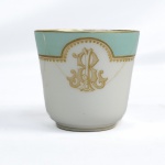 BARÃO DA GUANABARA - JOSE GONÇALVES DE OLIVEIRA ROXO GUANABARA (BARRA DO PIRAÍ, 13 DE ABRIL DE 1832 RIO DE JANEIRO, 11 DE JUNHO DE 1875) FILHO DOS BARÕES DE VARGEM ALEGRE SENDO QUE A BARONESA DE VARGEM ALEGRE, DONA JOAQUINA CLARA DE MORAES, ERA FILHA DO BARÃO DE PIRÁY PORTANTO O BARÃO DE GUANABARA ERA PRIMO EM PRIMEIRO GRAU DA MÃE DE DONA MARIA THEREZA MONTEIRO DE BARROS, EM HOMENAGEM DE QUEM FOI BATIZADA A FAZENDA DE SANTA THEREZA. AINDA MAIS O BARÃO FOI CASADO COM DONA JOAQUINA CLARA DE MORAES, FILHA DE DONA EMILIANA UMBELINA BREVES DE MORAIS, CONDESSA DO TOCANTINS, E FILHA DO BARÃO DE PIRAY. DONA UMBELINA FOI CASADA COM JOSÉ JOAQUIM DE LIMA E SILVA SOBRINHO, 1º CONDE DE TOCANTINS, FILHO DO BARÃO DE BARRA GRANDE, FRANCISCO DE LIMA E SILVA, SENDO O BARÃO, IRMÃO DO DUQUE DE CAXIAS. MUITO RARA XÍCARA PARA CAFÉ   EM PORCELANA DO SERVIÇO DO BARÃO DE GUANABARA, MARCAR DO ATELIER DE CHARLES PILLIVUIT, MEDAILLE DOR 1867. BORDA  COM BARRADO EM VERDE AGUA. DELIMITADO POR FRISOS EM OURO REMATADOS POR PEROLADO. EM RESERVA MONOGRAMA JR ENTRELAÇADO. PERTENCEU AO SERVIÇO DE JOSÉ GONÇALVES DE OLIVEIRA ROXO, PRIMEIRO E ÚNICO BARÃO DE GUANABARA EXEMPLAR DESSE SERVIÇO ESTÁ REPRODUZIDO NA PÁGINA 262 DO LIVRO LOUÇA DA ARISTOCRACIA NO BRASIL DA JENNY DREYFFUS.FRANÇA, SEC. XIX. 6 CM DE ALTURA (COM RESTAURO)NOTA: O Barão de Guanabara e sua esposa eram representantes da alta aristocracia cafeeira do Vale do Café fluminense. Casaram-se muito jovens, ele com 18 anos e ela com 14 anos. Eram primos irmãos. O Barão de Vargem Alegre. Ele era filho de Mathias Gonçalves de Oliveira Roxo. O Português Mathias Gonçalves de Oliveira Roxo, primeiro Barão e Visconde de Vargem Alegre (1804-1879) foi um dos mais ricos proprietários de terras do Império do Brasil chegando a ter mais de mil escravos em suas lavouras de café. Radicou-se no Brasil em 1816, onde se casou com Joaquina Clara de Morais, nascida em Mangalarga aos 15 de outubro de 1815 e falecida no Rio de Janeiro em 1865, com cinquenta anos de idade, filha do barão de Piraí. Tiveram catorze filhos.Quando da participação do Brasil na Guerra do Paraguai , colocou sua fortuna pessoal a disposição do Imperador Dom Pedro II , que lhe concedeu o Título de Barão e Grande do Império em 1867. Foi também nomeado Cavaleiro da Ordem da Rosa em 1848, e Comendador da Ordem de Cristo . Conta o grande escritor Alberto Lamego ( O Homem e a Serra ) que em 1854 o Barão era o maior fazendeiro do Império, contando em suas Fazendas com mais de 1.500 escravos. ( no seu inventário em 1879, existiam 1.189 peças). Luís Otávio de Oliveira Roxo, filho do Barão, também lutou na Guerra do Paraguai, como coronel da Guarda Nacional, ao lado dos escravos alforriados do Pai. Em 1882, recebeu o título de segundo visconde de Vargem Alegre por seus serviços prestados na Guerra Faleceu o primeiro Barão, a 16-09-1879 em Vargem Alegre-RJ. com 75 anos de idade. Em seu testamento, Mathias Gonçalves de Oliveira Roxo incluiu alguns de seus escravos: "Deixo à preta Maria Pequena, acima liberta, a quantia de cem mil Reis; a Preciliana, liberta, filha da mesma Maria Pequena, a quantia de seiscentos mil Reis. Deixo a quantia de quatro mil Reis à cada um de meus escravos, residentes na Vargem Alegre, e que tiverem de onze anos para cima de idade, ao tempo de meu falecimento. Nesta mesmas condições, deixo a quantia de três mil Reis, à cada um dos residentes nas Fazendas União, Bom Sucesso e Espuma.Peço a meus testamenteiros e herdeiros, que, no caso de quererem todos ou alguns deles, libertos residirem nas fazendas, ali os acomodem proporcionando-lhes meios de subsistência e tratamento conveniente enquanto viverem, e protegendo-os em caso de necessidade; e aos mesmos libertos recomendo, e espero que se tornem dignos desta proteção por seu procedimento, obediência e respeito para com os ditos meus herdeiros e testamenteiros"Uma de suas propriedades mais conhecidas foi a Fazenda Ponte Alta, localizada no município de Barra do Piraí. O Barão de Vargem Alegre Teve 14 filhos:JOSÉ GONÇALVES DE OLIVEIRA ROXO Barão da GuanabaraJOSÉ GONÇALVES DE OLIVEIRA ROXO foi o primeiro e único Barão de Guanabara (Barra do Piraí, 13 de abril de 1832 Rio de Janeiro, 11 de junho de 1875). Filho mais velho do Barão de Vargem Alegre, casou com sua prima-irmã Emiliana Clara Gonçalves de Morais (ele com 18 anos, ela com 14 anos de idade) e tiveram apenas dois filhos: José Antero de Oliveira Roxo e Matias Otávio de Oliveira Roxo. Recebeu o título de barão por carta de 17 de abril de 1875.RITA CLARA GONÇALVES DE OLIVEIRA ROXO - Baronesa de Santa Maria: RITA CLARA GONÇALVES DE OLIVEIRA ROXO nasceu em 29/05/1833 e faleceu em 20/08/1912 no Rio de Janeiro. Casou-se com NICOLAU NETTO CARNEIRO LEÃO, nasceu em 1829 em Tiradentes, MG (batizado em 29/07/1829 em Tiradentes), e faleceu em 16/12/1894 em Tiradentes, estando sepultado no cemitério da Igreja de Nossa Senhora das Mercês, em São João del Rei, MG. Barão de Santa Maria. Proprietário da Fazenda dos Alpes (café), em Barra Mansa, RJ.AUGUSTO CÉSAR DE OLIVEIRA ROXO, FREDERICO GUSTAVO DE OLIVEIRA ROXO, FRANCISCA OLIVEIRA ROXO. FRANCISCA DE OLIVEIRA ROXO (Chiquinha) nasceu em 10/10/1843 em Piraí, RJ e faleceu em 13/06/1920 no Rio de Janeiro. Casada com CUSTÓDIO DE SOUZA PINTO. RAYMUNDO BREVES DE OLIVEIRA ROXO Raymundo Breves de Oliveira Roxo nasceu em 03/06/1845 e faleceu em 08/12/1912. Casado com sua prima-irmã MARIA RITA MONTEIRO DE BARROS - RITOCA em 13/06/1868 no Rio de Janeiro, RJ. A mãe de Raymundo (Joaquina Clara de Moraes) e a mãe de Maria Rita (Cecilia Gonçalves de Moraes) eram irmas. Raymundo recebeu, como herança de seu pai Mathias Gonçalves de Oliveira Roxo, a Fazenda Ponte Alta em Barra do Pirai. Ritoca era irmã de Dona Maria Thereza Monteiro de Barros. MARIA TERESA DE OLIVEIRA ROXO LUIZ OCTAVIO DE OLIVEIRA ROXO 2º Visconde de Vargem Alegre LUIZ OCTAVIO DE OLIVEIRA ROXO nasceu em 28/08/1850 em Vargem Alegre, RJ e faleceu em 19/02/1937 no Rio de Janeiro. Fazendeiro em Vargem Alegre. 2º Visconde de Vargem Alegre. Casou-se em 28/09/1872 no Rio de Janeiro com MARIANNA CÂNDIDA DE LIMA E SILVA, filha de José Joaquim de Lima e Silva Sobrinho e de Maria Balbina da Fonseca Costa. Tiveram 8 filhos.