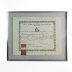 SENADOR VIRGÍLIO MARTINS DE MELLO FRANCO (1839 1922)  DIPLOMA DA FACULDADE DE DIREITO DE SÃO PAULO DATADO DE 28 DE NOVEMBRO DE 1866. ASSINADO PELO DIRETOR DA FACULDADE,  CONSELHEIRO PADRE VICENTE PIRES DA MOTTA (1865-1882),  PELO  SECRETARIO CONSELHEIRO JOSÉ MARIA DE AVELLAR BROTERO (1798-1873) E PELO PRESIDENTE DO ATO O BARÃO DE RAMALHO, JOAQUIM IGNACIO RAMALHO (SÃO PAULO, 6 DE JANEIRO DE 1809  15 DE AGOSTO DE 1902). SENADOR VIRGÍLIO MARTINS DE MELLO FRANCO FOI INICIALMENTE FORMATO COMO FARMACEUTICO EM MINAS GERAIS NA DECADA DE 1850. ASSINADO TAMBEM PELO SENADOR COMO BACHAREL. 68 X 55 CM (COM A MOLDURA). NOTA: ESSE DIPLOMA É ASSINADO POR TRES GRANDES NOMES DO MEIO JURIDICO E POLITICO DO BRASIL NO SEC. XIX.: JOSÉ MARIA DE AVELLAR BROTERO (Lisboa, 17 de Fevereiro de 1798  São Paulo, 4 de Março de 1873), o Conselheiro Brotero, foi um jurista, filósofo e político luso-brasileiro, reconhecido como o primeiro lente de curso jurídico a ser nomeado no Brasil. Nasceu em Lisboa, no dia 17 de Fevereiro de 1798, filho de Manuel Inácio de Avellar Brotero e de Maria do Nascimento de Avellar Brotero. Foi sobrinho do famoso botânico Félix da Silva e Avelar, que compôs para si próprio o nome Brotero a partir das palavras gregas brotos (mortal) e eros (amor), assim fazendo sua filantropia evidente em seu nome. O nome foi gradualmente adotado por outros membros da família a medida que a reputação de Felix crescia. Manuel Inácio de Avellar Brotero era um oficial respeitado da marinha portuguesa e morreu em Moçambique, em 1826 após uma longa carreira como político da coroa portuguesa, inclusive com um período de 15 anos como Governador da Ilha de Porto Santo, no arquipélago da Madeira. José Maria de Avellar Brotero formou-se em leis (direito) pela Universidade de Coimbra em 1819, e foi Juiz de Celorico da Beira de março de 1822 a junho de 1823, quando fugiu ao arquipélago dos Açores durante a Guerra Civil Portuguesa entre os absolutistas e constitucionalistas liberais. Brotero havia participado de uma conspiração contra o regime de D. Miguel e da Rainha D. Carlota, e portanto procurou refúgio na ilha do Faial, onde grande parte dos liberais portugueses perseguidos pela coroa se concentravam.1 Lá, conheceu e casou-se com D. Ana Nancy Dabney, nascida em Bordeaux e filha de Norte-Americanos. Tiveram sete filhos juntos, e Brotero ainda teve mais dois filhos fora do casamento.Em 1825, fugiu da ilha do Faial para o Brasil temendo a perseguição de liberais nos Açores. No dia 6 de Outubro de 1826, o Imperador Pedro I apresentou o projeto de lei que passou a ter vigência no dia 11 de agosto de 1827, criando os primeiros cursos jurídicos no Brasil na Faculdade de Direito de Olinda (hoje a Faculdade de Direito da Universidade Federal de Pernambuco) e na Faculdade de Direito de São Paulo (hoje a Faculdade de Direito da Universidade de São Paulo) e posteriormente designou por decreto, no dia 12 de outubro de 1827, José Maria de Avellar Brotero o primeiro lente da faculdade de direito em São Paulo, abrangendo direito natural, direito público, análise da constituição do império, direito das gentes, diplomacia, e a partir do segundo ano, direito eclesiástico.3 Em 1833, adquiriu a nacionalidade Brasileira após completar cinco anos desde sua chegada ao país, mesmo ano que foi agraciado com o título de Conselheiro do Império, e em 1836, publicou a primeira monografia sobre direito das gentes escrita por um brasileiro; Questões sobre Presas Marinhas. Aposentou-se no dia 22 de novembro de 1871, tendo acumulado as funções de professor e secretário por quarenta e três anos.No final do primeiro ano letivo de Brotero como professor, em dezembro de 1828, o Imperador ordenou que enviasse ao Rio de Janeiro um compêndio de suas aulas, requerido de todos os lentes de academias, e sujeito à aprovação do Ministro do Império, na época José Clemente Pereira. Segundo Brotero, "O Leitor deve saber, que estas Lições eram prontas à noite para servir de manhã, e que estas notas eram parte, ou fundamento da explicação, que fiz na Aula, e a qual se não escreveu na nas apostilas. Recebi do Governo Ordem para remeter este Compêndio quanto antes, e por isso muito à pressa mandei tirar uma cópia da minuta que tinha servido para os atos"  Seus principios filosóficos, inspirados principalmente pelos materialistas franceses do século XVIII, apresentava "algumas teses demasiado avançadas para a época, como a defesa do divórcio, a condenação do celibato clerical e a apologia da liberdade de convicção religiosa, sofreu violenta hostilidade no ambiente conservador do fim do primeiro império... Lino Coutinho, um dos deputados que insistia que os compêndios acadêmicos precisassem ser aprovados pela Câmara, foi um de seus maiores críticos: "foi oferecido aqui à Câmara um compêndio de direito natural, feito por um lente da escola de direito de São Paulo, compêndio esse que é vergonha das vergonhas pelas suas imbecilidades, e mesmo compêndio prejudicial pelas más doutrinas que nele se encerram, e que eu não sei como o Sr. Ex-ministro do Império, sem examinar este compêndio, sem coisa nenhuma, mandasse ou decretasse que se ensinasse à mocidade brasileira por tão infame compêndio". Em seguida, declarou que a definição de homem, segundo o compêndio de Brotero, "faz rir". A definição é a seguinte "o homem é um ente dotado se sensibilidade e inteligência, ou um animal dotado da faculdade da razão, ou de aptidão de razão."  CONSELHEIRO PADRE DR. V I C E N T E PIRES D A M O T T A(1865-1882) Natural de São Paulo, nasceu e m 1779, filho de Manoel Pires daMotta. Quando se matriculou no primeiro ano do curso jurídico, e m 1828, já erapresbítero, e sua filiação foi dada como ignorada. Foi exposto na casa de VicentePires da Motta, antigo cirurgião, na R u a Direita da cidade de São Paulo, m a squando foi restaurado, sob sua diretoria, o arquivo da Faculdade de Direito,destruído no incêndio de 1880, no livro da relação dos doutores e bacharéis sedeclinou o n o m e de seu pai. Recebeu o grau de bacharel e m 1832 e, e m l s de fevereiro de 1833, foi nomeado lente substituto interino, seguindo a sorte de seus ilustres colegasManoel Joaquim do Amaral Gurgel e Manuel Dias de Toledo. C o m eles,defendeu teses e recebeu o grau de doutor e m 1833. Efetivado por decreto de 7de outubro de 1833, foi nomeado lente catedrático de direito civil, primeiracadeira do quarto ano, por decreto de 27 de maio de 1834.Exerceu o cargo de diretor interino de abril de 1837 até abril de1838. Foi jubilado no cargo de lente catedrático por decreto de 7 deagosto de 1860. Por decreto de 30 de janeiro de 1865, foi nomeado diretor,tomando posse do cargo e m 6 de fevereiro do m e s m o ano.D e 1828 a 1834, foi eleito m e m b r o do conselho geral da provínciade São Paulo, m e m b r o do conselho do governo, e, depois desta data, deputado àAssembléia Provincial nos biênios de 1834-35,1836-37,1838-39,1840-41.Hábil e principalmente rígido e austero administrador, esteve e mdiversas épocas, de 1834 a 1869, à testa do governo da província de São Paulo,como seu vice-presidente e, na qualidade de presidente efetivo, de 16 de outubrode 1848 a 27 de agosto de 1851 e de 16 de outubro de 1862 a 3 de fevereiro de1864. Administrou igualmente a província de Pernambuco, de 26 de abril de 1848a 17 de junho do m e s m o ano; a do Ceará, de 20 de fevereiro de 1854 a 11 deoutubro de 1855; a de Minas Gerais, de 13 de junho de 1860 a 2 de outubro de1861; e a de Santa Catarina, de 17 de novembro de 1861 a 24 de setembro de1862. E m 1850, condecorado c o m o título de conselheiro.conselheiro Pires da Motta faleceu no dia 30 de outubro de 1882.JOAQUIM INÁCIO RAMALHO, PRIMEIRO E ÚNICO BARÃO DE RAMALHO, (São Paulo, 6 de janeiro de 1809  15 de agosto de 1902) foi um jurista, professor e político brasileiro, chegando a assumir o cargo de presidente da Província de Goiás.Foi diretor da Faculdade de Direito da Universidade de São Paulo, de 1891 a 1902, fundador do Instituto dos Advogados de São Paulo e presidente da província de Goiás.Filho do espanhol José Joaquin de Sosa Saquette, que morreu precocemente, casou-se com Paula da Costa Ramalho, viúva do tenente Manuel José de Brito, e cuja família criou Joaquim Inácio, motivo pelo qual mudou seu sobrenome.Está sepultado no Cemitério da Consolação, na cidade de São Paulo. Foi oficial da Imperial Ordem da Rosa e agraciado com a comenda da Imperial Ordem de Cristo, além de ter sido conselheiro imperial.22.º Barão de Água BrancaTítulo conferido por decreto imperial em 7 de maio de 1887. Faz referência à cidade alagoana de Água Branca.Barão de RamalhoTítulo conferido por decreto imperial em 28 de maio de 1887. Substituiu o anterior por Joaquim Inácio ter declarado que somente aceitaria o baronato se esse fizesse menção à família da esposa, que o acolheu desde criança.