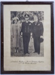 REI GEORGE VI,  RAINHA ELIZABETH (PAIS DA RAINHA ELIZABETH II)  E WINSTON CHURCHIL EM RETRATO MAJESTÁTICO  TOMADO EM  1940 POUCO ANTES DA ECLOSÃO DA II GUERRA MUNDIAL. O RETRATO FOI FEITO POR  WENDELL WILKIE FAMOSO FOTÓGRAFO LONDRINO QUE CUNHOU A FRASE> OS BRITANICOS TEM UMA SORTE QUASE MILAGROSA COM SEUS LIDERES  ATUAIS (REFERINDO-SE AO MOMENTO MUNDIAL QUE CULMINOU COM A SEGUNDA GRANDE GUERRA). COM  LEGENDA EM PORTUGUES, OFERECIDA AO CORPO DIPLOMÁTICO BRASILEIRO. 39 X 29 CM. 