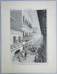 A REPÚBLICA BRASILEIRA -  MUITO RARA GRAVURA APOTEÓTICA DO GOLPE REPUBLICANO COMO NUNCA ACONTECEU. DEODORO SENDO SAUDADO POR MILHARES DE PESSOAS NAS RUAS E NOS BALCÕES DOS EDIFICIOS. TITULO: OVAÇÃO POPULAR AO GENERAL DEODORO DA FONSECA E BOBAYUVA, NA RUA DO OUVIDOR. LEGENDA: LA REVOLTION BRESILIENNE - LES CHEFS DU MOUVEMENT PERCOURANT LA VILLE DE RIO A LA TETE DES TROUPES RALLIEES A LA REPUBLIQUE - DAPRES UN DESSIN C0MUNIQUE PAR M. VERIDIANO CARVALHO. PUBLICADA EM 14 DE DEZEMBRO DE 1889 PELO PERIODICO L'ILLUSTRATION ASSINADA POR  PELO ILUSTRADOR ALBERT BELLENGER. FRANÇA, 1889, 44 X 33 CM  (CONSIDERANDO-SE O PASPATOUR)NOTA: O escritor Machado de Assis no romance Esaú e Jacó, registrou o acolhimento e a percepção do golpe republicano de 1889 junto a população carioca. por ocasião daquele 15 de novembro o povo saiu às ruas do Rio de Janeiro sem saber o que estava acontecendo, acreditando ser mais uma manifestação pública de apreço ao regime que, em quase meio século de vigência, tinha um velhinho de barbas branca bem-amado e admirado, cortês no trato para com seus súditos, por isso desfrutando do respeito da nação. Um Imperador que amava as Artes e abria caminhos para os saberes. Três décadas depois, na mesma data, Lima Barreto recordaria a movimentação na rua, ele um garoto que presenciou muitas coisas, igualmente sem entender o que acontecia, tão desinteressada se apresentava a população naquele dia. Anos depois se comoveu com a morte da Imperatriz brasileira banida da convivência com o povo, que deixou muita gente cabisbaixa. Atribui-se a Machado de Assis um texto no qual o Imperador teria implorado que nunca permitisse implantar no Brasil o sistema republicano, porque seria o nascimento da mais insolente aristocracia que o sol jamais iluminou. Ele declarou respeito pela Monarquia, e escreveu: O imperador tem as duas qualidades essenciais ao chefe de uma nação: é esclarecido e honesto. Ama o seu país e acha que ele merece todos os sacrifícios".No romance Esau e Jacó, Machado trata da descrença de Custódio que, com a chegada da República, estando num impasse quanto a tabuleta de identificação de sua loja comercial, se mantinha ou não o nome de Confeitaria do Império. Vai que daqui a dois meses, se houve uma reviravolta, diz o personagem, porque o povo  não levava a sério o que estava acontecendo. Em novembro de 1921, trinta e dois anos depois da deportação do monarca, Lima Barreto ressaltou que a República estava soterrada no lamaçal que preparou. Depois de passear pelos arredores da cidade, diante do estarrecedor quadro social da capital federal à época, sorumbático, escreveu: São será, pensei de mim para mim, que a República é o regime da fachada, da ostentação, do falso brilho e do luxo parvenu (novo-rico), tendo como repoussoir (contrataste, contraposição) a miséria geral. Se o cronista carioca qualificou a República que presenciou nascer como desprezível, grande seria sua angústia vendo os destroços dos tempos que se sucederam até o momento atual, mesmo com a suposta quebra das oligarquias em 1930. Se os poderosos perderam a ostentação dos títulos de nobreza, ganharam outra rotulação, mas continuaram manipulando golpes, fabricam e escancaram falcatruas cada vez mais estrondosas, e rapam o cofre público... Essa é a República que nasceu contaminada, submissa aos mandatários donos das terras e de almas humanas, submissa a estrangeiros, e que continua a espalhar migalhas.