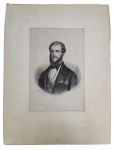 DOM PEDRO II  IMPERADOR DO BRASIL  LITOGRAFIA DE 1852 A PARTIR DO RERATO EXECUTADO POR FERDINAND KRUMHOLZ (1810-1878). 40 X 29 CM (CONSIDERANDO-SE O PASPATOUR).NOTA: No início da década de 1850, o Brasil gozava de estabilidade interna, era um Império reconhecido pelas nações do mundo, próspero e consolidado. A nação estava sendo ligada de um ponto a outro através de linhas férreas, telegráficas e de navios a vapor, unindo-a em uma única entidade. Na opinião pública em geral, tanto doméstica quanto externa, esses feitos eram possíveis devido a duas razões: "ao seu governo como uma monarquia e pela personalidade de Pedro II".Pedro II não era nem uma figura ornamental, como os monarcas da Grã-Bretanha, nem um autocrata à maneira dos czares russos. O imperador exercia poder através da cooperação com políticos eleitos, interesses econômicos e apoio popular. Estas interdependência e interação fizeram muito para influenciar a direção do reinado de Pedro II. Os mais notáveis sucessos políticos do imperador foram alcançados devido à maneira cooperativa e de não confrontação no qual ele agia quanto a interdependência e interação com interesses diversos e com as figuras partidárias nos quais ele tinha que lidar. Ele era impressionantemente tolerante, raramente se ofendendo com críticas, oposição, ou mesmo incompetência. Ele era cuidadoso em nomear somente candidatos altamente qualificados para posições no governo, e buscava coibir a corrupção. Ele não tinha autoridade constitucional para forçar a aceitação as suas iniciativas sem o devido apoio, e sua maneira colaboradora quanto a governar manteve a nação progredindo e permitiu ao sistema político funcionar com sucesso. As incertezas de sua infância e a exploração sofrida nas mãos de outros durante a sua juventude fizeram com que o imperador se determinasse a manter um controle sobre seu próprio destino. Em sua visão, para atingir a autodeterminação seria fundamental obter poder necessário e mantê-lo. Ele usava sua ativa e essencial participação no direcionamento do governo como meios de influência. Sua direção se tornou indispensável, apesar de que nunca resultou em um "governo de um homem só".O imperador respeitava as prerrogativas da legislatura, mesmo quando os políticos resistiam, postergavam ou frustravam seus objetivos e nomeações.O sistema político nacional brasileiro assemelhava-se ao de outras nações parlamentaristas. O imperador, como Chefe de Estado, pediria a um membro do Partido Conservador ou do Partido Liberal para formar um gabinete. O outro partido formaria a oposição na legislatura, como contrapeso ao novo governo. "Em seu manejo dos dois partidos, ele tinha que manter uma reputação de imparcialidade, trabalhar de acordo com a vontade popular e evitar qualquer imposição flagrante de sua vontade na cena política."A presença ativa de Pedro II na cena política era parte importante da estrutura do governo, que também incluía o gabinete de ministros, a Câmara dos Deputados e o Senado (os últimos dois formavam a Assembleia Geral ou Parlamento). A maior parte dos políticos apreciava e apoiava o papel do imperador. Muitos haviam vivido durante o período regencial, quando a falta de um monarca que poderia manter-se acima de interesses mesquinhos e próprios levou a anos de luta entre facções políticas. Suas experiências com a vida pública criaram neles a convicção de que o imperador era "indispensável para paz e prosperidade permanente do Brasil".