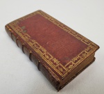 EDIÇÃO 1778 - LE JOURNEE DU CHEETIEN SACRIFIEE PAR LA PRIERE ET LA MEDITATION (O DIA DO CRISTÃO SNATIFICADO PELA ORAÇÃO E MEDITAÇÃO.  EDIÇÃO AMPLIADA. PARIS. CHARLES PIERRE EFRTON, LIVREIRO RUA SAINT VICTOR COM APROVAÇÃO E PRIVILÉGIO DO REI. UMA EDIÇÃO EXTREMAENTE RARA COM CAPA EM LUXUOSO MARROQUIM VERMELHO REMATADO EM OURO. NA CAPA E NA LOMBADA. FRANÇA, SEC. XVIII. 13 X 7 CM