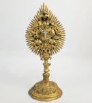 RELICÁRIO CONTENDO RELÍQUIA DO SANTO LENHO - PRECIOSO RELICÁRIO  SETECENTISTA EM PRATA COM RICO VERMEIL RICAMENTE CINZELADO E ADORNADO COM PEDRAS. REVESTE  TECA EM CRISTAL DE ROCHA QUE CONTEM RELIQUIA DA SANTA CRUZ DE CIRTSO. . POSSUI SELO DE SIGILO EM CERA VERMELHA. ACOMPANHA DOCUMENTO LAVRADO EM 1942, ASSINADO  POR JOHANN   KRISCH,  E PELO PADRE AUGUSTO WEICHERDANGE. COM FIRMAS RECONHECIDAS NO CARTORIO  EM JOINVILLE SC E PORTO ALEGRE. O RELATO DE JOHAM KRISCH DESCENDENTE DE JOHANN FRIEDRICH FRANZ KRISCH,  (01/02/1709 em Roemerstadt, ali faleceu 26/03/1767) , sucessor do pai e do avô na indústria da família DE FABRICAÇÃO DE ARMAS. A 24/10/1735 em Roemerstadt Casou-se como . Maria Viktorine Rosalie Lothereine Loehners, falecida 07/01/1761, filha de Johann Georg Loehners. JOHANN  FRIEDRICH FRANZ KRISCH Burgomestre da cidade de  Roemerstadt, província de MEEHREN, ÁUSTRIA. OS KRISCH ERAM MEMBROS DA PEQUENA NOBREZA AUSTRÍACA, LUTARAM NAS CRUZADAS NO SEC. X E RECEBERAM BRASÃO DE ARMAS.  (O LOTE ACOMPANHA O MODELO DO BRASÃO FAMILIAR E O DOCUMENTO REGISTRADO PELO DESCENDENTE NA CIDADE DE JOINVILLE., SC PARA ONDE A FAMILIA MIGROU EM MEADOS DO SEC. XIX. VIERAM PARA O BRASIL COM RECURSOS PARA MONTAR UMA FÁBRICA E EMPRENDERAM DIVERSOS NEGÓCIOS. O MEMBRO DO RAMO BRASILEIRO DE MAIOR DESTAQUE FOI EDUARDO KRISCH,   QUE OCUPOU FUNÇÃO NA CAMARA LEGISLATIVA DE BLUMENAU AINDA NO PERÍODO IMPERIAL. EXCERTOS DO TEXTO: Tradução do original  em língua alemã para o idioma brasileiro pelo Vigário  AUGUSTO WEICHERDANGE. Segundo uma tradição verbal que é passada de geração em geração um de meus antepassados foi a uma romaria da Austria a Roma. Pelo ano de 1700 e trouxe da cidade eterna um relicário (ostensório) com a documentação papal concernente ao mesmo. Este relicário deverá conforme tradição ter como herdeiro o filho mais velho da família de preferencia com o nome de Johann e esta determinação foi até esta data. Por uma infelicidade este documento papal caiu em mãos de minha filha infeliz e demente que o destruiu completamente. Já que é quase impossível conseguir uma nova documentação do mencionado relicário sirva esta pagina explicativa como prova para o futuro fazendo as vezes do documento extraviado.  Tendo pleno conhecimento do exposto neste documento estou pronto a confima-lo com minha assinatura . Padre AUGUSTO WEICHERDANGE. JOINVILLE 25 DE DEZEMBRO DE 1941. O ATUAL POSSUIDOR DO RELICARIO JOÃO KRISCH. ROMA, PRIMEIRA METADE DO SEC. XVIII. 29 CM DE ALTURA. ACOMPANHA O BRASÃO KRISCH, O DOCUMENTO DECLARATORIO LAVRADO EM 1941, TAMNBÉM O DOCUMENTO ORIGINAL EM ALEMÃO, TAMBÉM UM TERMO DE TRANSFERECNIA DO RELICARIO PARA WALDEMAR KRISH NA DECADA DE 1950 E APÓS A SUA MORTE PARA SUA IRMÃ HILDA KRISH E A SEGUIR PARA O NETO DE WALDEMAR. TAMBÉM UMA PUBLICAÇÃO COMEMORATIVA DOS 100 ANOS DA FAMILIA KRISCH NO BRASIL EM1963 CONTENDO A ARVORE GENEALOGICA DA FAMILIA. TAMBÉM UMA PUBLICAÇÃO COM A BIOGRAFIA DE EDUARDO KRISH. NOTA: A família Krisch originou, segundo a crônica, da Turíngia, Alemanha onde usavam o nome de KREUZ. No século oito ou nove tranferiu-se para a Hungria e o nome foi traduzido para o idioma húngaro, CRIS. Mais tarde a família mudou-se para Roemerstadt na província Maehren, Áustria (hoje Rymarov, Morávia, República Tcheca) e o nome passou a ser pronunciado KRISCH até o presente dia. Participaram nas cruzadas (1096-1291), foram agraciados com título de nobreza, cujo brazão lembra as cruzadas. Mais tarde a família empobreceu e desistiu do título. Quando os Krisch imigraram para o Brasil trouxeram consigo o sêlo do brazão que ainda se encontra nas mãos da família.  Eduardo Krisch nasceu em Roemerstadt, capital da Província de Meehren, Áustria, em 6 de julho de 1863 e faleceu em Joinville em 3 de março de 1903. Era filho de Johan Krisch e de sua mulher Joahanna, nascida Raab. Emigrou para o Brasil, em agosto de 1865, com 27 anos. Em sua companhia vieram seus pais, a irmã Marie, sua sobrinha Hedwuig e sua prima Gabriela. A viagem de Hamburgo/Alemanha, até Itajaí, Santa Catarina, Brasil durou treze semanas, e o mesmo navio levou-os para São Francisco do Sul/SC. Ao chegarem, Eduard Krisch e seu pai, providos relativamente com recursos financeiros, pretendiam montar uma indústria. Para isso adquiriram terras na Estrada para Blumenau. Vereador na 6ª Legislatura Monárquica (1887-1890) daquela colonia: Nas eleições de 1886, Krisch conquistou 16 votos, sendo o vereador mais votado naquele pleito.1 Diferentes atas das reuniões da câmara registram sua ausência, o que mostra que ele faltava bastante, com e sem aviso prévio. Krisch foi um dos vereadores presentes na sessão que votou e aderiu unanimemente ao governo provisório de Santa Catharina e à recém-proclamada república.Casamento de Eduardo, em 1864. Em destaque, a dispensa do impedimento de consanguinidade. Eduardo Krisch nasceu em Römerstadt, Morávia. Eduuardo e seu pai, João (Johann) tinham um plano bem definido: Empreender na estrada Blumenau, nas proximidades de onde se intencionava abrir a estrada para Serra acima. As perspectivas de contato com o planalto e a proximidade com Joinville tornavam a ideia um bom projeto. Os Krischs montaram serraria, engenhos de açúcar e de aguardente. Mas, e a estrada? Estagnou nas proximidades de Neudorf, isolando os empreendimentos, que fracassaram. O planalto acabou sendo conectado via estrada Imperial Dona Francisca, passando por Pirabeiraba, diminuindo muito a importância de Neudorf e da Estrada Blumenau. Eduardo foi contratado pela Sociedade Colonizadora de Hamburgo para substituir o engenheiro Frederico Heeren na continuação da construção da Estrada do Sul, 