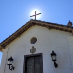CRUZ LATINA  DO PINÁCULO DA CAPELA DA FAZENDA SÃO LOURENÇO ENTALHADA EM MADEIRA. BRASIL, SEC. XVIII. 100 CM DE ALTURA