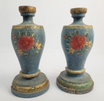 PAR DE PALMITOS DE ALTAR EM MADEIRA POLICROMADA E DOURADA.  DECORADO COM PINTURAS DE DELICADAS ROSAS DE MALABAR. ARRMATES EM OURO. FUNDO AZUL. BRASIL, SEC.  XVIII. 23 CM DE ALTURA