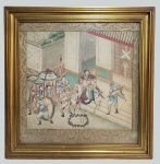 GUAN YUN-CHANG SELA O OURO E PENDURA O SELO (RENUNCIA A SEUS CARGOS E RECOMPENSAS)  BELISSIMA XILOGRAVURA CHINESA SOBRE PAPEL XUAN. O PAPEL XUAN (OU PAPEL DE ARROZ) É UM PAPEL ARTESANAL CHINÊS TRADICIONAL, ORIGINÁRIO DE XUANCHENG, ANHUI, RENOMADO POR SUA ALTA QUALIDADE, TEXTURA MACIA E EXTREMA DURABILIDADE. UTILIZADO HÁ MAIS DE 1.500 ANOS NA CALIGRAFIA, PINTURA A PINCEL E CONSERVAÇÃO DE ARTE, É FEITO DE CASCA DE PTEROCELTIS TATARINOWII E PALHA DE ARROZ, FAMOSO POR SUA ABSORÇÃO DE TINTA E RESISTÊNCIA AO MOFO. ESTA MUITO BEM EMOLDURA GRAVURA COLORIA DA MÃO COM PASPATOUR EM TECIDO ADAMASCADO APRESENTA UMA CENA CLÁSSICA DO ROMANCE DOS TRÊS REINOS QUE APRESENTA O GENERAL GUAN YUN-CHANG A CAVALO COM SUA LONGA ALABARDA APÓS SELAR A PORTA DOS APOSENTOS EM QUE VIVIA E PENDURAR OURO REPRESENTANDO SUA RENUNCIA AOS CARGOS E RECOMPENSAS RECEBIDOS DE CAO CAO. ABANDONA AOS 51 ANOS O SERVIÇO OFICIAL PARA RETORNAR FIELMENTE A LIU BEI. O PERNSONAGEM ESCOLTA UMA LITEIRA ONDE ESTÃO AS ESPOSAS DE LIU BEI. ESTA IMAGEM É REMEMORADA NA CULTURA CHINESA POR EVOCAR VALORES DE LEALDADE, HONRA E RETIDÃO MORAL ALÉM DA FIDELIDADE ACIMA DA HONRA E PODER. POR ISSO REPRESENTAÇÕES DESSE EPISÍDIO HISTÓRICO FORAM FREQUENTEMENTE PRODUZIDAS PRINCIPALMENTE NO SÉC XIX COMO FOI ESTA OBRA EM PREGÃO. FEITA EM MEADOS DO SEC. XIX NA DINASTIA QING, REINADO XIANFENG (1851-1861) . BELISSIMA E DE EXCEPCIONAL QUALIDADE APRESENTA NA LEGENDA TRADUZIDA PARA PORTUGUES  AS PALAVRAS: GUAN YU AOS 51 ANOS ABANDONOU OS CARGOS OFICIAIS.  CHINA, MEADOS DO SEC. XIX. 49 X 49 CM  (CONSIDERANDO-SE A MOLDURA) NOTA: Guan Yu (Yunchang): O Guerreiro Inigualável da China Honra, lealdade e coragem personificadas em um único homem. Guan Yu, o lendário general chinês, imortalizado nos anais da história e reverenciado como um deus da guerra.Sua barba imponente, seu rosto vermelho e sua alabarda Green Dragon Crescent Moon são símbolos reconhecidos em toda a Ásia. Guan Yu é um lendário general chinês do período dos Três Reinos (c. 160220 d.C.), reverenciado como um símbolo de lealdade, força e coragem, frequentemente chamado de "deus da Guerra". Conhecido por sua longa barba e pela longa e pesada alabarda que portava. Ele serviu a Liu Bei e é um ícone cultural, com estátuas colossais em sua homenagem. Guan Yu (foi um guerreiro temido, irmão jurado de Liu Bei e Zhang Fei, desempenhando papel crucial nas batalhas do reino de Shu.