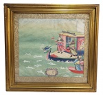 O ROMANCE DOS TRÊS REINOS  FORMIDÁVEL XILOGRAVURA EM PAPEL XUAN (PAPEL DE ARROZ) APRESENTANDO LIU BEI O DRAGÃO OCULTO, HERDEIRO DO IMPÉRIO HAN, ENQUANTO NAVEGA O RIO AO SUL EM UM BARCO DRAGÃO OCASIÃO EM QUE REÚNE SEUS EXÉRCITOS COM 10000 SOLDADOS DA ELITE DA MARINHA SOB O COMANDO DE GUAN YU PARA ENFRENTAR CAO CAO QUE LHE IMPÔS POUCO ANTES UMA GRANDE DERROTA EM CHANGBANG.  ERUDITA E BELISSIMA OBRA EXCECUTADA EM MEADOS DO SEC. XIX NA DINASTIA QING, REINADO XIANFENG (1851-1861). MUITO BEM EMOLDURADA COM PASPATOUR EM TECIDO ADAMASCADO.  CHINA, MEADOS DO SEC. XIX. 49 X 49 CM  (CONSIDERANDO-SE A MOLDURA)