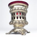 LINDO FLOREIRO EM PRATA DE LEI COM MARCAS DE CONTRASTE PARA ALEMANHA IMPERIAL (LUA E COROA) E TEOR 800. COPRO FENESTRADO DECORADO COM CINTAS REMATADAS POR SEMI ESFERAS. INTERIOR EM LINDO VIDRO ARTISTICO VERMELHO. INICIO DO SEC. XX. 13 X 10 CM . 305 G (PESO TOTAL)  SOMENTE EM PRATA 150G