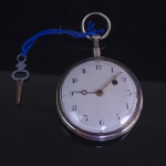 ETTIENE MUGNIER LE JEUNE (O JOVEM) RELOJOEIRO DO IMPERADOR NAPOLEÃO BONAPARTE. FORMIDÁVEL E RARO RELOGIO DE BOLSO COM CAIXA EM PRATA DE LEI MECANISMO VERGE ASSINADO POR ETTIENE MUGNIER LE JEUNE, NUMERADO 401 E INSCRIÇÃO A PARIS. TOTALMENTE ORIGINAL, COM CHAVE E EM FUNCIONAMENTO. MOSTRADOR ESMALTADO COM ORIFICIO PARA INTRODUÇÃO DA CHAVE NA POSIÇÃO 2 HORAS. UM RELOGIO RARO E VALIOSO! FRANÇA, FINAL DO SEC. XVIII OU PRIMEIROS ANOS DO XIX. 90 MM DE ALTURA POR 53 MM DE DIAMETRONOTA: Paris era um importante centro da relojoaria no século XVIII. Era a maior cidade da Europa e ficava próxima à corte real de Versalhes. Por isso, atraía os melhores relojoeiros, que conseguiam encontrar clientes abastados para suas criações. Abraham Louis Breguet e Ferdinand Bethoud, ambos nascidos em Neuchâtel (hoje na Suíça), mudaram-se para Paris para seguir suas carreiras. Havia uma comunidade vibrante de relojoeiros em Paris, e os Mugniers faziam parte dela. Sua origem não é conhecida, mas é possível que tenham emigrado da região de Genebra, onde esse sobrenome é muito comum. Dois deles se tornaram conhecidos como relojoeiros em Paris.Étienne Mugnier l'Aîné (o Velho) era um artesão que trabalhava no Palais Royal, um importante centro da vida artística da cidade, na década de 1780. Possuía vastas habilidades em mecânica, fabricando não apenas relógios de parede e de pulso, mas também autômatos, e colaborava com fundidores de bronze no desenvolvimento de relógios especiais. Era uma figura influente no mundo da relojoaria parisiense e próximo da família Le Roy, que dominava a cronometria francesa na época. Sua filha, Jeanne-Émilie Mugnier, casou-se com Louis Charles Le Roy no início do século XIX.O segundo foi Ettiene Mugnierr le Jeune (o Jovem), provavelmente um parente mais novo de Mugnier l'Aîné. Em 1799,  iniciou sua carreira trabalhando para Breguet e permanece conhecido como um de seus melhores relojoeiros. Posteriormente, estabeleceu-se como relojoeiro independente, tendo sua própria empresa na Rue Neuve-des-Petits-Champs, em Paris, entre 1807 e 1823. A empresa adotou o nome Mugnier & Fils no início da década de 1830. Seu estilo foi profundamente inspirado pelo de Breguet e ele foi um dos poucos, juntamente com Charles Oudin, a conseguir produzir relógios de qualidade semelhante aos de Breguet. Esta é provavelmente uma das principais razões pelas quais Mugnier assinava seus próprios relógios, embora semelhantes aos de Breguet. Ele usava o título de "aluno de Breguet" (Elève de Breguet) e assinava alguns de seus relógios como "Horloger de l'Empereur et du Roi" (Relojoeiro do Imperador e do Rei). De fato, recebeu uma encomenda de um relógio de Napoleão I em 1812 (que concluiu em 1815, mas não pôde entregar ao imperador, que havia sido deposto nesse ínterim) e tornou-se o relojoeiro oficial de Monsieur, Frère du Roi (o futuro Rei Carlos X).Da sua própria oficina na Rue Neuve des Petits-Champs, 57, Mugnier serviu a corte de Napoleão, criando relógios requintados para o imperador e a sua esposa, bem como para a esposa do ajudante de campo mais confiável de Napoleão, o General Duroc.Foi uma honra que ele mais tarde compartilharia com seu próprio filho, Charles Mugnier. A partir de então, eles assinariam "Mugnier e filho, relojoeiros do Rei, Paris". Mugnier, o Jovem, também fornecia relógios para a corte do irmão do Rei, Monsieur frère du roi , intitulado Conde de Artois, que mais tarde se tornaria o Rei Carlos X. Os Mugniers também receberam o título de relojoeiros de Luís VI Henrique José de Bourbon, Príncipe de Condé.Entre as obras-primas pelas quais a Maison Mugnier é conhecida, destaca-se um relógio de ouro 18 quilates, com repetição de quartos, corda automática e indicador de reserva de marcha, datado de 1812. Acondicionado em uma elegante caixa vermelha, marcada com a inicial dourada "N" de Napoleão, o relógio foi vendido por US$ 285.000 em 1993.Um editorial publicado em Paris em 1812 o menciona entre os dez mais importantes relojoeiros da cidade, especificando que " ele próprio fabrica alta relojoaria ".  Ettiene e Charles Mugnier participaram da Exposição de Produtos da Indústria Francesa em 1823 e receberam uma menção "honrosa". Sua empresa é mencionada em diretórios até 1840. Desde então, o destino da relojoaria de Mugnier permanece desconhecido.