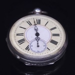 RARO RELÓGIO DE BOLSO COM CAIXA EM PRATA DE LEI. DITO RELOGIO DE EXPLORADOR TEM ACOPLADO NO SEU MECANISMO DE FUNCIONAMENTO UMA BÚSSULA COM ROSA DOS VENTOS. DIAL ESMALTADO E POLICROMADO COM REPRESENTAÇÃO DOS NUMERAIS EM ALGARISMO ROMANO. FUNCIONAMENTO POR CHAVE A CORDA. NECESSITA REVISÃO. SUIÇA, SEGUNDA METADE DO SEC. XIX. 45 M DE DIAMETRO