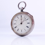 CENTRE SECONDS CRHONOGRAPHS - GRANDE E RARO RELOGIO DE BOLSO COM MECANISMO DE SEGUNDO CENTRAL E CAIXA EM PRATA DE LEI COM INTERIOR EM VERMEIL. MECANISMOS DE SEGUNDEIRO CENTRAL ERAM UMA INOVAÇÃO NA EPOCA EM QUE FOI APRESENTADO (LEMBRE QUE OS MECANISMOS DE SEGUNDO ERAM APRESENTADOS EM UM SUBMOSRADOR NA PARTE INFERIOR DO DIAL) . A CAIXA É EM PRATA DE LEI INGLESA COM MARCAS  PARA CIDADE DE CHESTER. MOVIMENTO TEM GRAVAÇÃO NEWTOM MOOR NUMERO 36753. NECESSITA REVISÃO, CHAVE PARA CORDA NAO ACOMPANHA. INICIO DO SEC. XX. 60 MM DE DIAMETRO. NOTA: Uma das características mais comuns dos relógios modernos é a posição do ponteiro de segundos no centro do mecanismo. Mas, na história da relojoaria, essa é, na verdade, uma inovação relativamente recente. Foi somente em meados do século XX que os ponteiros de segundos centrais começaram a aparecer com frequência em mecanismos produzidos em série. Hoje, a maioria dos mecanismos é projetada com segundos centrais por padrão. Portanto, se você vir um relógio moderno com um pequeno mostrador de segundos, pode haver um pouco de mágica mecânica escondida por trás disso.Antes da década de 1940, quase todos os relógios tinham um ponteiro de segundos em um submostrador, geralmente às 6 horas. Isso se devia ao layout da engrenagem de um relógio clássico. Se você quiser um ponteiro de segundos, a maneira mais fácil de fazer isso é pegar uma engrenagem da engrenagem que gira uma vez por minuto, estender o pivô no lado do mostrador para que ele atravesse completamente a placa e o mostrador, e fixar um ponteiro nele.Em praticamente todos os relógios, a engrenagem em questão é chamada de "quarta roda", pois é a quarta roda no trem de engrenagens. O tambor da mola principal, que gira e possui engrenagens em sua borda, é a primeira roda. Esta gira a roda central (que fica no centro do mecanismo) uma vez por hora. A roda central aciona a terceira roda, que aciona a quarta roda. A quarta roda gira uma vez por minuto e, se você colocar a mão em seu pivô, terá o ponteiro dos segundos. Isso significa que, se você conseguir encontrar a quarta roda ao observar o trem de engrenagens de um relógio, poderá determinar a posição do ponteiro dos segundos.Isso, no entanto, cria dois novos problemas. O primeiro é que, como a engrenagem de segundos indiretos fica acima do trem de engrenagens principal, o movimento acaba sendo visivelmente mais espesso. O segundo problema é que a mola de tensão adiciona uma carga de atrito ao trem de engrenagens e, se não estiver ajustada corretamente, a amplitude do balanço é reduzida e, portanto, há uma perda de precisão, o que é irônico, já que um segundo central deveria ser justamente um auxílio para a leitura mais precisa dos segundos!Por esse motivo, os relojoeiros desenvolveram os movimentos de segundos centrais diretos . Nesses movimentos  e praticamente todos os movimentos modernos utilizam um design de segundos centrais diretos  o problema é resolvido reorganizando o trem de engrenagens principal, e não adicionando engrenagens. Se você ajustar a disposição das engrenagens de forma que a quarta roda fique no centro do movimento e não deslocada para um dos lados, basta passar o pivô até o mostrador, como se faz com o ponteiro de segundos em um submostrador.Como curiosidade, se você analisar a história dos ponteiros na relojoaria, verá algo muito interessante: os ponteiros de minutos e segundos surgiram mais ou menos em conjunto com melhorias na precisão. Os primeiros relógios geralmente funcionavam por menos de um dia e tinham precisão apenas até a hora mais próxima, quando muito, por isso normalmente possuíam apenas um ponteiro de horas. Mas, com a adição da espiral de balanço, o ponteiro de minutos passou a fazer sentido; com melhorias nos mecanismos de escape e na compensação de temperatura, o ponteiro de segundos tornou-se essencial.