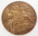 EXPOSIÇÃO UNIVERSAL DE 1889 EM PARIS - MEDALHA PREMIAÇÃO FELIPE FIDANZA QUE REPRESENTOU O BRASIL COM SEU TRABLAHO DE FOTOGRAFIA APRESNTADO NO PAVILHÃO ERGUIDO AOS PÉS DA TORRE EIFFELL. RARA MEDALHA E DE PREMIAÇÃO EM BRONZE DESTINADA AO TERCEIRO LUGAR DE CATEGORIA DA EXPOSIÇÃO. FOI DESTINADA AO FOTOGRAFO FELIPPE FIDANZA PORTUGUES RADICADO NO PARÁ QUE INTEGROU O PAVILHÃO BRASILEIRO DA FAMOSA EXPOSIÇÃO.  GRAVADA POR LOUIS-ALEXANDRE BOTTEE (ASSINADA)  APRESENTA NO ANVERSO: HOMEM NU SENTADO NUMA BIGORNA RECEBENDO LOUROS DE UMA ALEGORIA FEMININA COM CAPACETE. EM BAIXO VISTA GERAL DA EXPOSIÇÃO COM A TORRE EIFFEL. LEGENDA EXPOSITION UNIVERSALLE 1889. O REVERSO TEM A FIGURA DA RENOMMEE ALADA TOCANDO UMA TROMBETA SEGURANDO O BUISTO DE MARIANNE SOB UM CARVALHO. FIDANZA APRESENTOU O ALBUM DO PARÁ COM VISTAS DAQUELA PROVÍNCIA E FOI PREMIADO COM ESTA MEDALHA. FRANÇA, 1889. 6,5 CM DIAMETRO. NOTA: O Jornal do Brasil de 31 de janeiro de 1903 noticiou o suicídio do português Felipe Augusto Fidanza (1844  1903), um dos mais importantes fotógrafos que atuaram no norte do Brasil no século XIX e no início do século XX: Atirou-se ao mar, de bordo do vapor Christiannia, em viagem de Lisboa para esta capital (Belém), o conhecido photographo Felippe Fidanza ( Jornal do Brasil, 31 de janeiro de 1903, na primeira coluna ). Ele havia se jogado ao mar na altura da ilha da Madeira quando retornava de Portugal com a mulher e os filhos. Havia viajado para cuidar de uma encomenda dos governos do Pará e do Amazonas de 10 mil álbuns de vistas destes estados. Parece que foi mal sucedido e já havia, inclusive, tentado se matar em Lisboa ( O Pharol, 6 de março de 1903, na quinta coluna).Filho de Fernando Gabriel Fidanza e Maria de Jesus Fidanza, nasceu em 4 de setembro de 1844, em Lisboa. Foi batizado em 5 de outubro de 1844, na paróquia/freguesia de São José, em Lisboa. Era bisneto e neto dos atores italianos Raimondo e Giulio Fidanza, respectivamente, que participaram da cena teatral de Portugal. Raimondo, que também era bailarino, foi empresário teatral na Ilha da Madeira.Até hoje pouco se sabe de sua vida antes de sua chegada ao Brasil, em fins da década de 1860. Em 1º de janeiro de 1867, o Diario do Gram-Pará publicou o anúncio : PHOTOGRAPHIA, ao largo das Mercez , nº. 5, Fidanza & Com, o que prova que nessa época ele já estava estabelecido no Pará. Ainda em 1867, Fidanza realizou seu primeiro trabalho de importância nacional: o registro dos preparativos para a recepção da comitiva de dom Pedro II. O imperador foi ao Pará para participar das solenidades da abertura dos portos da Amazônia ao comércio exterior. Segundo Pedro Vasquez,  com esse trabalho, Fidanza documentou de forma inovadora e antecipatória o espírito jornalístico. No Diário de Belém, de 29 de agosto de 1869, há uma propaganda do ateliê Photographia Fidanza.Era o predileto da aristocracia paraense e destacou-se por sua produção de retratos e também pelo registro das paisagens e documentações do início do desenvolvimento urbano de Belém e de Manaus, ocasionado pela riqueza do ciclo da borracha.  Essas imagens de paisagens urbanas foram divulgadas por álbuns fotográficos encomendados pelos governos do Pará e do Amazonas. A modernização de Belém e do Pará foram registradas nas coleções Álbum do Pará (1899) e Álbum de Belém (Correio da Manhã, de 22 de outubro de 1903, na quarta coluna sob o título Intendência Municipal de Belém).O Álbum do Amazonas (1902), cujo contrato havia sido assinado por Fidanza para o fornecimento de 6 mil álbuns ilustrados destinados à propaganda para o desenvolvimento daquele estado (Diário Oficial, de 16 de março de 1900, na segunda coluna sob o título Indústria), foi impresso em Paris sem a supervisão do fotógrafo e continha várias imperfeições, o que gerou uma série de comentários negativos sobre seu caráter. Aparentemente este fato pode ter sido uma das causas de seu suicídio, em janeiro de 1903. Em seu estúdio, Fidanza fotografou tipos sociais diversos. Retratou no formato carte de visite negros, mulatos e índios. Para tornar essas fotografias, que vendia, exóticas, utilizava adereços e construía cenários. Representou na capital paraense a firma Huebner & Amaral, sediada em Manaus, e foi um dos pioneiros do cartão-postal fotográfico no Brasil.  Seu estúdio era também palco de exposições de pintores que passavam por Belém para mostrar seus trabalhos.Enquanto morou no Brasil, viajou várias vezes para a Europa, tendo sempre se mantido ligado às tendências internacionais da fotografia. Viveu a febre dos cartes de visite e dos cartes cabinet. Participou da IV Exposição Nacional de 1875, com fotografias de orquídeas da região amazônica, e das Exposições Universais de Paris, em 1889, quando foi premiado com uma medalha de bronze, e de Chicago, em 1893.Em sua produção fotográfica, Fidanza usou vários processos e sistemas de apresentação disponíveis em sua época, demonstrando conhecimento técnico e estético na escolha dos temas e dos enquadramentos, ângulos e composição do cenário, segundo as historiadoras Rosa Pereira e Maria de Nazaré Sarges. O trabalho de Fidanza reúne um acervo documental significativo para a história de Belém e de seus tipos sociais na segunda metade do século XIX e início do XX.Cinco meses após sua morte, seu estúdio foi leiloado por sua viúva. Teve diversos proprietários, dentre eles os sócios Georges Huebner (1862  1935) e Libânio do Amaral (?-1920).  Segundo o jornalista Cláudio de La Rocque Leal, o estabelecimento fotográfico sob o nome Fidanza fez parte da história até 1969. Fidanza tornou-se uma marca da fotografia visto que, mesmo após a morte, seu nome permaneceu no cenário da produção fotográfica e na memória paraense, tanto que outros profissionais, ao adquirirem o seu ateliê, mantiveram o mesmo nome. CRONOLOGIA DO ARTISTA: 1844 - Nascimento, em Lisboa, em 4 de setembro, de Felipe Augusto Fidanza, filho de Fernando Gabriel Fidanza e Maria de Jesus Fidanza. Foi batizado em 5 de outubro de 1844, na paróquia/freguesia de São José em Lisboa. Era bisneto e neto dos atores italianos Raimondo e Giulio Fidanza, respectivamente, que participaram da cena teatral de Portugal. Raimondo, que também era bailarino, foi empresário teatral na Ilha da Madeira.867  Em 1º de janeiro de 1867, o Diario do Gram-Pará publicou o anúncio : PHOTOGRAPHIA, ao largo das Mercez , nº. 5, Fidanza & Com, o que prova que nessa época ele já estava estabelecido no Pará.Fidanza realizou seu primeiro trabalho de importância nacional: o registro dos preparativos para a recepção da comitiva de dom Pedro II. O imperador foi ao Pará para participar das solenidades da abertura dos portos da Amazônia ao comércio exterior. Fidanza produziu três registros no dia 7 de setembro: duas do Arco em papelão montado para as solenidades, uma vista da baía para a cidade e outra da cidade para a baía; e uma do Largo do Palácio com a bela construção de Giuseppe Landi, do século XVIII.1868 - Publicação de uma propaganda do ateliê de Fidanza (Diário de Belém, de 29 de agosto de 1868). 1875  Participou da IV Exposição Nacional de 1875, com fotografias de orquídeas da região amazônica.1889  Participou da Exposição Universal de Paris de 1889, quando foi premiado com uma medalha de bronze.1893  Participou da Exposição Universal Chicago de 1893.1896 - Fidanza fotografou o maestro Carlos Gomes (1836  1896), que morreu em Belém. Além do registro do próprio, fotografou o velório e o cortejo fúnebre.1897  Em Belém, o fotógrafo, botânico e naturalista alemão George Huebner (1862  1935) colaborou com Fidanza.1900-  Foi assinado um contrato por Fidanza para o fornecimento de 6 mil álbuns ilustrados destinados à propaganda para o desenvolvimento do  Amazonas, o O Álbum do Amazonas (1902) (Diário Oficial, de 16 de março de 1900, na segunda coluna sob o título Indústria). foi impresso em Paris sem a supervisão do fotógrafo e continha várias imperfeições, o que gerou uma série de comentários negativos sobre seu caráter. Aparentemente este fato pode ter sido uma das causas de seu suicídio, em janeiro de 1903.1902 - O Álbum do Amazonas (1902) foi impresso em Paris sem a supervisão do fotógrafo e continha várias imperfeições.1903  O Jornal do Brasil de 31 de janeiro de 1903 noticiou o suicídio do português Felipe Augusto Fidanza: Atirou-se ao mar, de bordo do vapor Christiannia, em viagem de Lisboa para esta capital (Belém), o conhecido photographo Felippe Fidanza ( Jornal do Brasil, 31 de janeiro de 1903, na primeira coluna ). Ele havia se jogado ao mar na altura da ilha da Madeira quando retornava de Portugal com a mulher e os filhos. Havia viajado para cuidar de uma encomenda dos governos do Pará e do Amazonas de 10 mil álbuns de vistas destes estados. Parece que foi mal sucedido e já havia, inclusive, tentado se matar em Lisboa ( O Pharol, 6 de março de 1903, na quinta coluna).Cinco meses após sua morte, seu estúdio foi leiloado por sua viúva e comprado por George Huebner (1862  1935), dono das Photographias Alemã de Manaus e de Recife, em sociedade com Libânio do Amaral (?-1920). Foi realizada uma grande reforma e o estúdio, localizado na Rua Conselheiro João Alfredo, nº 22, foi reaberto em 1906. Segundo o jornalista Cláudio de La Rocque Leal, o estabelecimento fotográfico sob o nome Photo Fidanza fez parte da história até 1969  desde fins dos anos 1950, funcionava na Travessa Manoel Barata e seu último proprietário foi Carlos Dauer. Fidanza tornou-se uma marca da fotografia visto que, mesmo após a morte, seu nome permaneceu no cenário da produção fotográfica e na memória paraense, tanto que outros profissionais, ao adquirirem o seu ateliê, mantiveram o mesmo nome.1985  Suas fotografias integraram a mostra Dom Pedro II e a Fotografia no Brasil, realizada na Casa do Bispo, no Rio de Janeiro.1986  Foi um dos fotógrafos integrantes da exposição Photographie Bresilienne au Dix-Neuvieme Siecle, realizada em Paris.1995  No Centro Cultural Banco do Brasil, no Rio de Janeiro, fotografias de sua autoria foram expostas na mostra Mestres da Fotografia no Brasil: Coleção Gilberto Ferrez.1997  Em janeiro, no Centro Cultural Banco do Brasil, no Rio de Janeiro, fotografias de sua autoria foram expostas na mostra A Coleção do Imperador: fotografia brasileira e estrangeira no século XIX. Em abril, a exposição seguiu para a Pinacoteca do Estado de São Paulo e, em julho, foi inaugurada no Museu Nacional de Belas Artes, de Buenos Aires, na Argentina.2000 - Em junho, a exposição A Coleção do Imperador: fotografia brasileira e estrangeira no século XIX foi aberta no Centro Português de Fotografia, na cidade do Porto, em Portugal.2012  Em maio, no Centro Cultural Banco do Brasil, no Rio de Janeiro, abertura da exposição Amazônia, Ciclos de Modernidade, com imagens de diversos fotógrafos, dentre eles, Fidanza.