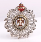 FELIPE AUGUSTO FIDANZA (ATIVO ENTRE 1867 E 1905) -   IMPERIAL ORDEM DE NOSSO SENHOR JESUS CRISTO  PLACA PEITORAL CONFERIDA AO FOTÓGRAFO FELIPE AUGUSTO FIDANZA PELO IMPERADOR DOM PEDRO II QUANDO REGISTROU OS PREPARATIVOS PARA A RECEPÇÃO DA COMITIVA DO IMPERADOR DOM PEDRO II EM 1867 QUANDO ESTE ESTEVE NO PARÁ PARA SOLENIDADE DE ABERTURA DOS PORTOS DA AMAZONIA AO COMÉRCIO EXTERIOR. O IMPERADOR UM AFICCIONADO PELA NASCENTE ARTE DA FOTOGRAFIA (ELE MESMO UM FOTÓGRAFO AMADOR) ADMIROU O BRILHANTE TRABALHO DE FIDANZA. UMA ESTRELA RAIADA TENDO AO CENTRO EMOLDURADA  A CRUZ EM ESMALTE VERMELHO E BRANCO. NO ALTO CORAÇÃO FLAMEJANTE DE CRISTO CERCADO POR COROA DE ESPINHOS. BRASIL, SEC. XIX. 6 CM DE DIMETRONOTA: FELIPE AUGUSTO FIDANZA  Era o predileto da aristocracia paraense e destacou-se por sua produção de retratos e também pelo registro das paisagens e documentações do início do desenvolvimento urbano de Belém e de Manaus, ocasionado pela riqueza do ciclo da borracha.  Essas imagens de paisagens urbanas foram divulgadas por álbuns fotográficos encomendados pelos governos do Pará e do Amazonas. A modernização de Belém e do Pará foram registradas nas coleções Álbum do Pará (1899) e Álbum de Belém (Correio da Manhã, de 22 de outubro de 1903, na quarta coluna sob o título Intendência Municipal de Belém).