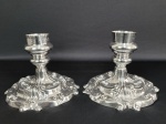 PAR DE GRANDES E REQUINTIADOS CASTIÇAIS BAIXOS EM PRATA DE LEI COM CONTRASTE STERLING PARA O PERÚ. DECORADO COM LINDAS ROCAILLES GEORGIANAS .A BASE APRESENTA CONTRAPESO. MEADOS DO SEC. XX. 17 X 5 CM . 1525 G (PESO TOTAL)