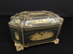 DINASTIA QING REINADO TONGZI (1861-1875). REQUINTADA TEA CADDY  EM MADEIRA REMATADA POR LACA E OURO  DE FEITIO OCTAGONAL TEM EXUBERANTE DECORAÇÃO COM RESERVAS EM OURO APRESENTANDO PÁSSAROS, SÁBIOS, FLORES E RAMAGENS. CONSTRUIDA PARA O MERCADO INGLÊS NO PERIODO VITORIANO. NO INTERIOR DOIS FRASCOS EM METAL PROFUSAMENTE CINZELADOS COM DUAWS TAMPAS CADA.  AS TAMPAS EXTERNAS SÃO DECORADAS UMA COM  FIGURA FEMININA EXECUTANDO DANÇA E A OUTRA COM UMA FIGURA MASCULINA TOCANDO INSTRUMENTO DE CORDAS. AS SUB TAMPA COM PEGA EM MARFIM. ASSENTE SOBRE QUATRO PÉS COM FEITIO DE CÃES DE FÓ. CHINA SEGUNDA METADE DO SEC. XIX. 25 X 17 CM.