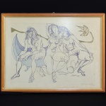 FLAVIO DE CARVALHO   MULHERES NUAS . GRAVURA EM METAL APRESENTANDO NU FEMININO COM TRÊS PERSONAGENS. ASSINADA E DATADA PELO ARTISTA NA PRANCHA EM  1972. NUMERADA EM UMA SÉRIE DE 83/100. AS GRAVURAS EM METAL DE FLAVIO DE CARVALHO REFLETEM SEU ESPÍRITO EXPERIMENTAL E PROVOCADOR, CARACTERÍSTICO DE TODA A SUA PRODUÇÃO ARTÍSTICA. NESSAS OBRAS, O ARTISTA EXPLORA LINHAS INCISIVAS, CONTRASTES MARCANTES E COMPOSIÇÕES EXPRESSIVAS, FREQUENTEMENTE VOLTADAS PARA A FIGURA HUMANA E PARA TEMAS PSICOLÓGICOS E EXISTENCIAIS. AS IMAGENS REVELAM TENSÃO, DRAMATICIDADE E QUESTIONAMENTO, REAFIRMANDO FLAVIO DE CARVALHO COMO UM CRIADOR INQUIETO, INTERESSADO EM ROMPER CONVENÇÕES ESTÉTICAS E SOCIAIS POR MEIO DA ARTE. 56 X 423 CM (CONSIDERANDO-SE O TAMANHO DA MOLDURA). SOMENTE A GRAVURA TEM 46 X 35 CM NOTA: Em 1930, a vanguarda antropofágica enviou o arquiteto Flávio de Resende Carvalho (1899-1973) como seu representante ao 4 Congresso PanAmericano de Arquitetura, no Rio de Janeiro. Ele, que havia retornado ao Brasil em 1923 logo após a conclusão dos seus estudos de engenharia e pintura na Inglaterra, realizou sua exposição nesse congresso introduzindo o plano geral para a construção de uma nova cidade nos trópicos. Sua proposta, intitulada "A cidade do homem nu", idealizava uma metrópole para o homem do futuro, na qual, segundo Flávio de Carvalho, não haveria Deus, nem propriedade, nem matrimônio. Em outras palavras, tratava-se de um urbanismo pensado para uma humanidade despojada (despida) da construção cultural do corpo. Ou, tal como ele como dizia, um homem "sem tabus escolásticos", "livre para raciocinar e pensar", para começar um contínuo e irrefreável processo de curiosidade, mudança e transformação pessoal. Em sua proposta, Flávio de Carvalho enfatizava com seus colegas arquitetos a naturalidade de construir essa cidade no continente americano, já que "a cidade do homem nu procura a ressurreição do primitivo, livre de tabus ocidentais ..., o selvagem com todos os seus desejos, toda a sua curiosidade intacta e não reprimida ... em busca de uma civilização nua". Flávio de Carvalho imaginava sua utopia urbana como uma constelação de centros e laboratórios localizados em círculos concêntricos: um "centro de ensino", um "centro de parto", um "laboratório de erótica", um "centro religioso" e um imenso "centro de pesquisa", em cujo interior o cidadão poderia "descobrir as maravilhas do universo, o prazer pela vida, o entusiasmo em produzir coisas, o desejo de mudar". 2 Esses lugares da cidade do futuro seriam sustentados como áreas de criatividade individual que, segundo ele, continuavam ausentes nas cidades do presente e negadas peremptoriamente a seus habitantes, dentro da divisão burguesa do trabalho que limitava (e ainda limita) o gasto de energia das populações. Integrante de uma geração de arquitetos funcionalistas e sistemáticos, que avaliavam a produtividade de suas criações pela eficiência da simbiose entre forma e função, Flávio de Carvalho defendia a "cidade do homem nu" com argumentos de eficiência. Porém, eficiência na produtividade da energia emanada por seus habitantes. Em outras palavras: seu urbanismo parecia criar lugares e mecanismos para estimular ou catalisar uma energia interna localizada entre a psique do habitante e o impulso de seu desejo.3 No caso específico do "laboratório de erótica" dessa singular cidade, Flávio de Carvalho idealizava-o como um lugar onde "o homem nu selecionaria ele mesmo suas formas. de erótica, onde nenhuma restrição exigir-lhe-ia este ou aquele sacrifício; sua energia cerebral seria suficiente para controlar e selecionar seus desejos ..., seria o lugar onde encontraria sua alma antiga, onde projetaria sua energia solta em qualquer sentido, sem repressão; onde realizaria seus desejos, descobriria novos desejos, impondo-se a si mesmo uma seleção rigorosa e eficiente, formando seu novo ego, orientando sua libido".4 Ao entender a experiência da sexualidade como uma espécie de libido sem perspectiva determinada - isto é, sem um desejo construído -, porém justamente como uma experiência contínua, rizomática, que se bifurcaria dentro do laboratório de erótica de acordo com a subjetividade do indivíduo, ele parecia propor, já em 1930, um "plano diretor" que romperia com toda sexualidade normativa. O mais provável é que seu libertarismo apontasse especificamente para a abolição da monogamia e do matrimônio católico, mas suas palavras ressoam hoje como um manifesto urbanista que procurava dissolver qualquer fixação sociocultural à sexualidade do indivíduo.