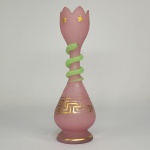 EXUBERANTE FLOREIRO EM OPALINA  ESTILO E ÉPOCA LOUIS PHILIPPE NA TONALIDE HORTÊNCIA DITA GARGANTA DE POMBO. O GARGALO TEM DECORAÇÃO COM SERPENTE NA TONALIDADE VERDE ENRODILHADA A TODA VOLTA.  E REMATADA POR ESCAMAS EM OURO. A BORDA TEM FEITIO DE COROA TAMBÉM REMATADA EM OURO. ESTRELAS DE MESMA ESPÉCIE A TODA VOLTA DO TERÇO SUPERIOR. O BOJO TEM GREGA EM OURO E FILETE TAMBÉM EM OURO NA BASE. ESTA REARA TONALIDADE SE OBTEM COM ADIÇÃO DE SAIS DE OURA A ARGILA OPALESCENTE. FRANÇA, ENTRE 1830 E 1940. 25,5 XCM DE ALTURA