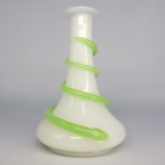 BACCARAT - FORMIDÁVEL FLOREIRO EM OPALINA LEITOSA DITA MILK GLASSS COM FEITIO CHARLES X DECORADO COM RELEVO CONTENDO SERPENTE ENRODILHADA A TODA VOLTA. ÉPOCA LOUIS PHILIPPE. ELEGANTE E MAGNIFICO! FRANÇA, DEC. 1830/40. 17 CM DE ALTURA