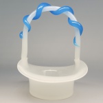 BACCARAT - LINDA CESTA PORTA CONFEITOS EM OPALINA MILK GLASS REMATADA NA ALÇA POR SERPENTE AZUL ENRODILHADA EM TODA EXTENSÃO. ESTILO E ÉPOCA LOUIS PHILIPPE. FRANÇA, DEC. 1840. 22 X 17 CM