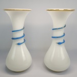 BACCARAT -   PAR DE GRANDES VASOS EM OPALINA MILK GLASS REMATADA EM OURO COM DECORAÇÃO DE SERPENTES AZUIS  ENRODILHADAS A TODA VOLTA DOS GARGALOS. MAJESTOSO FEITIO DE BALAÚSTRE. ESTILO E ÉPOCA LOUIS PHILIPPE. FRANÇA, DEC. 1840. 35 CM DE ALTURA.