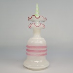 BACCARAT -  PRECIOSO PERUMEIRO EM OPALINA MILK GLASS ESTILO E ÉPOCA LOUIS PHILIPPE. FEITIO CAMPANIFORME. REMATADAS EM ROSE COM DECORAÇÃO DE SERPENTES NA TONALIDADE HORTENCIA ENRODILHADAS  EM JUSTAPOSIÇÃO EM TORNO DO BOJO. A TAMPA TEM TAMBEM PEGA COM SERPENTE SENDO ESTA NA TONALIDADE VERDE. AS SERPENTES SÃO REMATADAS EM OURO. FRNAÇA, DEC. 1840. 23 CM DE ALTURA