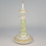 BACCARAT -  REQUINTADO PERFUMEIRO  OPALINA MILK GLASS  ESTILO E ÉPOCA NAPOLEÃO III. MODELO DITO TRILHA DE COBRAS.  APRESENTA SERPENTE ENRODILHADA A TODA VOLTA DO CORPO NA TONALIDADE VERDE REMATADA EM PROFUSO OURO EM ROCAILLES. FRANÇA, DEC. 1850. 24 CM DE ALTURA