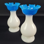 BACCARAT -  EXUBERANTE PAR DE FLOREIROS EM OPALINA MILK GLASS  COM EXTREMIDADES NA DESEJÁVEL COR  DITA AZUL OVO DE PISCO (TALVEZ A MAIS VALORIZADA EM OPALINAS) .  ESTILO LOUIS PHILIPE DRC. 1840. SUA EXECUÇÃO REQUINTADA EM FORMA , ESTILO E COR REVELA  INCRIVEL HABILIDADE ARTISTICA AO CONJUGAR DUAS CORES TÃO DELIMITADAS EM UMA ÚNICA PEÇA AINDA MAIS SENDO A PREDOMINANTE EM MILK GLASS. A TERMINAÇAO É EM FEITIO DE COROA. FRANÇA, 20 CM DE ALTURA. Um dos vasos teve um pequeno bicado na extremidade que teve restauração profissional, mas é realmente mínimo o bicado)
