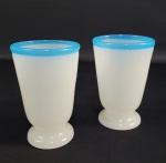 PAR DE LINDOS COPOS EM OPALINA EM MILK GLASS COM BORDA EM AZUL OVO DE PISCO. ESTILO  CARLOS X DO PERÍODO LOUIS PHILIPE COM FEITIO DE CORNETAS. FRANÇA, DEC. 1840. 12 X 8 CM