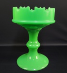 PALACIANO CENTRO DE MESA EM OPALINA NA LINDA TONALIDADE VERDE PAGAGAIO. ESTILON E ÉPOCA IMPÉRIO. BORDA ARTISTICAMENTE  RECORTADA, FUSTE CILINDRICO COM ESPESSAMENTO CENTRAL. BASE CIRCULAR. FRANÇA, DEC. 1860. 34 X 24 CM