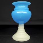 LINDO FLOREIRO EM OPALINA MILK GLASS E AZUL OVO DE PISCO COM CORPO DE FEITIO GLOBULAR E BASE CAMPANULAR CONSTITUÍDA POR ANÉIS CONCÊNTRICOS. ESTILO E ÉPOCA LOUIS PHILIPE. FRANÇA, DEC. 1830. 16,5 CM DE ALTURA