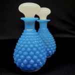 BACCARAT - PAR DE LINDOS PERFUMEIROS EM OPALINA AZUL E MILK GLASS REMATADA EM OURO. O CORPO É DECORADO EM HOBNAIL CRESCENTE. ESTILO E EPOCA LOUIS PHILIPE. FRANÇA, DEC. 1840. 18 CM DE ALTURA