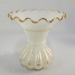 BELISSIMO FLOREIRO EM OPALINA REMATADO EM OURO. BASE GOMADA QUE SE ABRE EM GARGALO ABERTO COM ARREMATE ONDURALO. GARGALO DECORADO COM GREGA TAMBÉM EM OURO. FRANÇA, MEADOS DO SEC. XIX. 19 X 17 CM