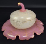 DESLUMBRANTE COMPOTIER/POT A CONFITURE (PORTA GELÉIAS)  EM OPALINA MILK GLASS E GARGANTA DE POMBO COM FIETIO  DE FRUTO SOBRE FOLHA QUE LHE SERVE DE PRESENTOIR.. ARREMATES EM OURO. UMA PEÇA REQUINTADA E MAGNIFICA DO PERIODO NAPOLEAO III. FRANÇA, CIRCA DE 1860. 25 X 18 CM