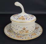 EXUBERANTE COMPOTIER/POT A CONFITURE (PORTA GELÉIAS)   EM OPALINA BRANCA MILK GLASS COM SEU PRESENTOIR. REMATADA EM OURO FORMANDO FLORES E RAMAGENS. REMAATADA POR CONTAS AZUIS E VERMELHAS. ESTILO E ÉPOCA IMPERIO. FRANÇA, SEGUNDA METADE DO SEC. XIX. 18 X 17 CM