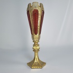 MOSER  LUXUOSO FLOREIRO EM VIDRO ARTÍSTICO DA MANUFATURA MOSER DA DECADA DE 1880. CONSTRUÍDO AO ESTILO HISTORICISTA ECLÉTICO FUNDINDO OS ESTILOS RENASCENTISTA, BARROCO E ROCOCÓ. COM IMPONENTE FEITIO DE TULIPA HEXAGONAL TEM O CORPO TRANLUCIDO APLICADO EM OPULENTAS ROCAILLES EM OURO E FACETAS PASTILHADAS EM INTENSO RUBI. CHAMADO DE O VIDRO DOS REIS, A MANUFATURA MOSER FUNDADA NO IMPERIO AUSTRO HUNGARO EM 1857 ERA A FORNECEDORA DA CORTE DO IMPERADOR DA AUSTRIA FRANCISCO JOSÉ , DO REI EDUARDO VII, DA ARIANHA ELIZABETH II, DO SULTÃO MOHAMED E ATÉ DO PAPA PI XI. BOHEMIA SOB O IMPERIO AUSTRO HUNGARO, DEC. 1880. 33 CM DE ALTURA