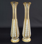 MOSER -  ESTILO E ÉPOCA SECESSÃO AUSTRÍACA. MAGNIFICO PAR DE FLOREIROS EM OVERLAY DA DECADA DE 1890. PERÍODO DA MATURIDADE ARTISTICA DA MANUFATURA. NA VERDADE A TECNICA EMPREGADA CHAMADA TRIPLA CAMADA É UMA DAS MAIS DIFICEIS EM EXECUÇÃO. UNE ESCULTURA COM UM NUCLEO DE CRISTAL TRANPARENTE, LAPIDADO COM FOLHAS DE ACANTO REMATADAS EM ESMALTE OPALA E LAPIDAÇÃO EM PONTA DE DIAMANTE. ARREMATES EM EXUBERANTE OURO. BOHEMIA, SOB O IMPERIO AUSTRO HUNGARO, 24 CM DE ALTURA