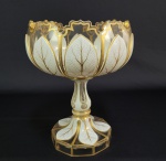 MOSER - PADRÃO FOLHAS DE CARVALHO - BELISSIMA COMPOTIER EM OVERLAY BRANCO E TRANSLÚCIDO REMATADO EM OURO. EM TODA VOLTA FOLHAS DE CARVALHO PASTILHADAS COM NERVURAS EM OURO. AS FOLHAS SÃO RECOBERTAS COM ESMALTE BRANCO. BORDA RECORTADA.EXIMIO EXEMPLAR DA MATURIDADE ARTISTICA DE MOSER DA DECADA DE 1890 SOB INFLUENCIA DA SECESSÃO AUTRÍACA. SEC. XIX. 22 X 17 CM