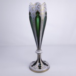 MOSER  FAUSTOSO FLOREIRO OVERLAY VERDE E BRANCO LEITOSO REALÇADO EM OURO COM INSPIRAÇÃO HISTORICISTA EM FORMATO DE TULIPA. BORDA RECORTADA. ELEGANTE E MAGNIFICO! BOHEMIA SOB IMPERIO AUSTRO HUNGARO. 36 CM DE ALTURA