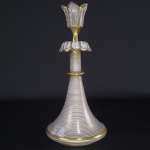 MOSER -  VALIOSO PERFUMEIRO EM OPALINA MILK GLASS REMATADA EM OURO, ELEMENTOS ESCULTURAIS ELEMNTOS ESCLTURAIS COM FOLHAS E SUAS NERVURAS SIMULANDO SÉPALA QUE GUARNECEM A TAMPA EM FEITIO DE TULIBA. O CORPO CAMPANIFORME É DECORADO EM TODA EXTENSÃO POR ANÉIS CONCÊNTRICOS EM OURO. O GARGALO TEM ARREMATE EM FEITIO DE ANEL EM RELEVO TAMBÉM ENRIQUECIDO COM OURO. ESTE É MAIS UM MAGNIFICO EXEMPLAR DO PERIODO DA MATURIDADE ARTISTICA DE MOSER DA DECADA DE 1890 COM INSPIRAÇÃO NO MOVIMENTO ARTISTICO VIENENSE DENOMINADO  SECESSÃO. 22 CM DE ALTURA.