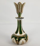MOSER - PERFUMEIRO EM OVERLAY BRANCO E VERDE REMATADO EM ORUO. BASE DECORADA COM FOLHAS PASTILHADAS EMULANDO SÉPALAS. TAMPA COM FEITIO DE TULIPA. BELISSIMO! IMPERIO AUSTRO HUNGARO, DEC. 1890. 18 CM DE ALTURA