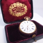 PATEK PHILIPPE  COBIÇADO RELOGIO DE BOLSO CHRONOMETRO GONGOLO DA PATEK PHILIPPE 22 LINHAS COM CAIXA EM OURO 18K E MOSTRADOR ESMALTADO. EXCEPCIONAL DESTDO DE CONSERVALÇAO AS CHARNEIRAS EDAS TAMPAS ESTÃO COMO QUE SE TIVESSEM SAIDO DA FÁBRICA AS TAMPAS FECHAM COM PRECISÃO, MÁQUINA EM EXCELENTE ESTADO.  ACOMPANHA ESTOJO ORIGINAL COM VIDRO EXTRA E CERTIFICADO TAMBÉM ORIGINAL DO RELOGIO. MOSTRADOR ESMALTADO EM PERFEITAS CONDIÇÕES. FUNCIONAMENTO EXCELENTE! NUMERO DO MOVIMENTO 162.196 (PRODURIZO ENTRE 1910 E 1914).  SUB  TAMPA COM INSCRIÇÃO DO FABRICANTE FABRICADO EXPRESSAMENTE PARA GONDOLO LABOURIAU RELOJOEIROS RIO DE JANEIRO. A GONDOLO LABOURIAU DO RIO DE JANEIRO FOI POR DÉCADAS O MAIOR REVENDEDOR DE RELÓGIOS PATEK PHILIPPE DO MUNDO (1/3 DA PRODUÇÃO MUNDIAL) GRAÇAS A UM ELABORADO ESQUEMA DE VENDAS QUE FORMAVA UM CLUB PRIVADO CHAMADO "A GANGUE GONDOLO" (VIDE FOTO DE MEMBROS DE SOCIOS DA GANGUE GONDOLO NO BRASIL DO INICIO DO SEC. XX E NAS NOTAS DESSE LOTE VERIFIQUE A FANTÁSTICA HISTÓRIA DA ESTRATÉGIA DE GONDOLO LABOURIAU). MOSTRADOR COM NÚMEROS EM ALGARISMOS ROMANOS. 57 MM DE DIAMETRO. 130 GNOTA: A GANGUE GONDOLO : Em 12 de novembro de 1872, a Patek Philippe vendeu seu primeiro relógio para o varejista Gondolo & Labouriau, com sede no Rio de Janeiro. Até 1927, quando o relacionamento acabou, aproximadamente um terço de toda a produção da Patek Philippe era vendida por meio desse varejista brasileiro. Foram feitos milhares de relógios que agora são conhecidos como relógios Gondolo e que representam alguns dos relógios Patek Philippe mais cobiçados de todos os tempos. Originalmente vendido para membros exclusivos do clube de colecionadores de relógios, a Gondolo Gang, a qualidade desses relógios é tão impressionante quanto sua história única. Ser sócio do clube de coleta de Gondolo no início do século 20 era a expressão máxima de ter 'chegado' à sociedade brasileira. A Gangue Gondolo ficou famosa pelos chapéus de palha Patek Philippe dos membros, passeios luxuosos e obsessão compartilhada de possuir os melhores relógios já feitos. O varejista desenvolveu um esquema de marketing brilhante para atrair membros para seus clubes de coleta - uma estratégia de venda chamada 'Sistema Plano do Club Patek Philippe'. Cada membro do clube de 180 pessoas se comprometeria a comprar um relógio de bolso com um preço de varejo de 790 francos suíços. Eles seriam obrigados a fazer um pagamento de 10 francos todas as semanas durante 79 semanas até que o relógio fosse pago integralmente. E aqui está o gancho: Gondolo realizou 79 sorteios semanais consecutivos, nos quais os vencedores foram liberados de suas responsabilidades futuras de pagamento. Por exemplo, o primeiro 'vencedor' semanal receberia seu Patek Philippe de graça, o segundo pagaria apenas 10 francos por seu relógio, o terceiro vencedor, apenas 20 francos e assim por diante. Os 101 membros restantes pagariam o preço total por seus relógios. O sistema permitia que membros da 'gangue' contornassem a proibição brasileira de jogos de azar, já que os clubes eram considerados sociedades privadas. Das centenas de relógios de bolso feitos para os clubes Gondolo e Labouriau entre 1900 e 1927, agora conhecidos como relógios Chronometro Gondolo, a grande maioria tinha um design semelhante. Quatro requisitos básicos foram solicitados por Gondolo & Labouriau para distinguir os relógios feitos para eles daqueles feitos para a produção regular da Patek Philippe. Em primeiro lugar, as engrenagens s eram feitas com placas de latão dourado e apresentavam a elegante quarta roda em forma de S patenteada por Patek Philippe em 13 de janeiro de 1893. A ponte ferroviária em forma de S é agora considerada um dos designs de marca registrada da empresa. Em segundo lugar, um escape de alavanca de bigode suíço com equilíbrio de compensação bimetálico apresentado em cada relógio para atender aos padrões de alta precisão. Em terceiro lugar, as rodas do quarto, intermediário e minuto de cada relógio foram feitas em ouro rosa 9k. Os relógios de bolso Chronometro Gondolo eram feitos em vários tamanhos e configurações de design diferentes. Ocasionalmente, certos exemplos foram equipados com segundos centrais de um cronógrafo. A linha de produtos vendida para a Gondolo era extensa - nove tamanhos diferentes de calibres variando de 10 a 22 linhas. Os mostradores eram tipicamente de esmalte branco com algarismos romanos, com alguns exemplos apresentando o nome do proprietário abaixo das 12 horas. Quando a Patek Philippe começou a produção regular de relógios de pulso em 1910, os movimentos dos relógios de pulso Gondolo tinham os mesmos requisitos técnicos dos relógios de bolso. No entanto, os relógios de pulso foram feitos em uma variedade de designs, disponíveis em formas circulares, quadradas, retangulares, almofadas e, é claro, tonneau. Alguns tinham tamanhos impressionantes: o maior relógio de pulso Gondolo tinha 48 mm de comprimento, incluindo as saliências. Hoje Gondolo & Labouriau é uma memória distante. Ela importou seu último Patek Philippe em 1927 e esta potência do varejista está há muito fora do mercado. Mas seu nome continua vivo: sempre que um relógio Chronometro Gondolo surge em um leilão, os conhecedores de relógios competem para ter um desses belos exemplos da relojoaria suíça com uma história sul-americana única. (A Patek Philippe oferece hoje uma linha completa de relógios de pulso inspirados nos Gondolos originais.) A Gangue Gondolo continua viva e os relógios do passado se tornam objetos de desejo no presente.