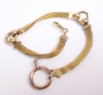 REQUINTADA CHATELEINE EM OURO 18K QUE PERTENCIA AO RELOGIO APRESENTADO NO LOTE ANTERIOR. MARCAS DE CONTRASTE FRANCESAS PARA O FINAL DO SEC. XIX. FRANÇA, SEC. XIX. 27 CM DE COMPRIMENTO. 25,19 G. ACOMPANHA UM FECHO QUE NAO É O ORIGINAL DA CHATELEINE É ESPESSURADO A OURO SEU PESO E MEDIDA NAO COMPOE O VALOR DECLARADO NO LOTE OU SEJA AS MEDIDAS E PESO FORNECIDAS SAO AS DE OURO