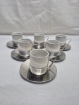 Jogo de 6 xícaras de café em porcelana com suporte e pires em aço inox. Medindo a xícara 5cm x 5,5cm de altura.