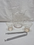 Lote de balde de gelo com 2 copinhos em demicristal, mexedor em vidro e pinça de gelo em aço. Medindo o balde 12,5cm x 14cm de altura.